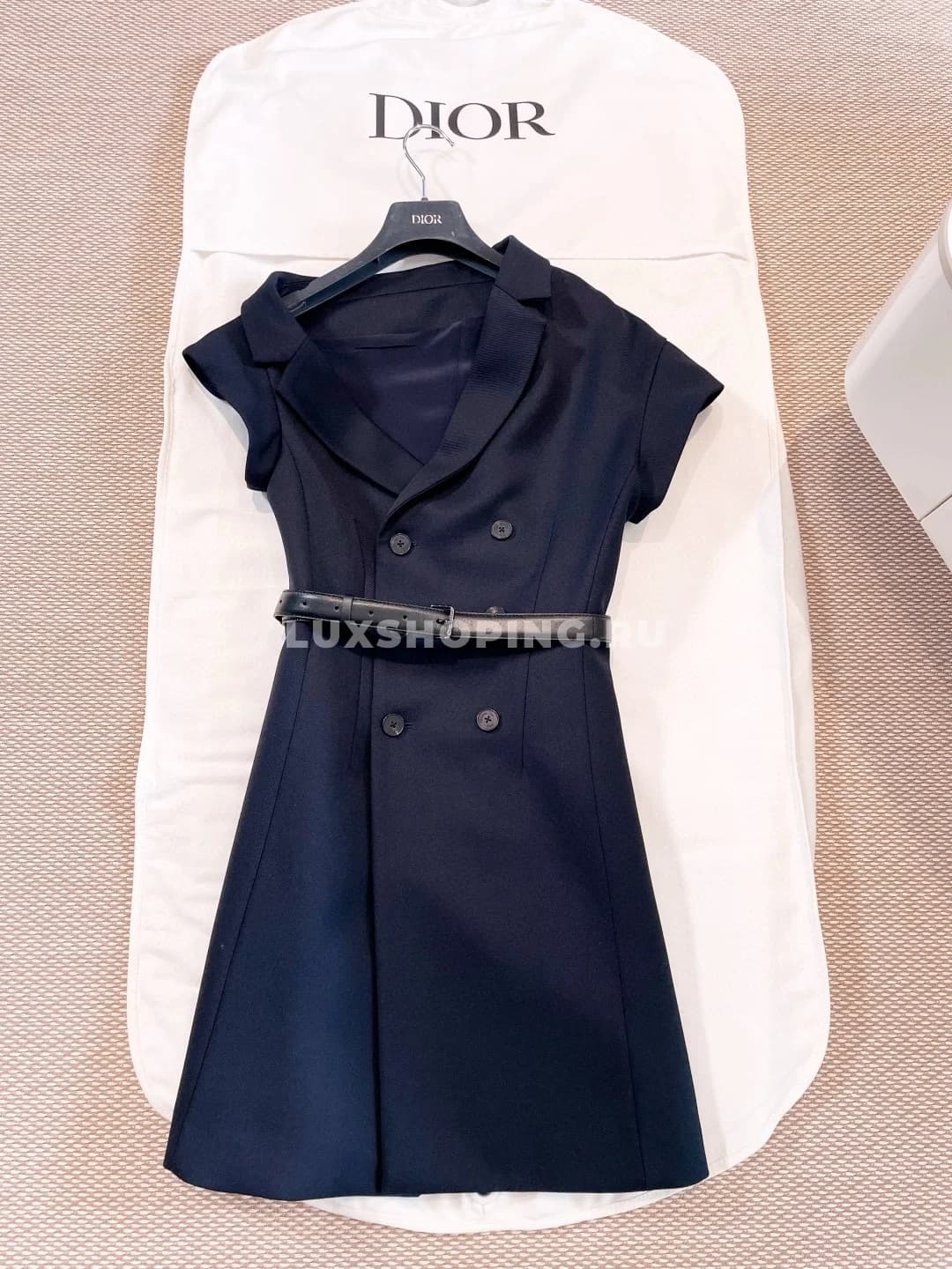 Dior Платье из мягкой овечьей шерсти с асимметричным открытым плечом - фото 15