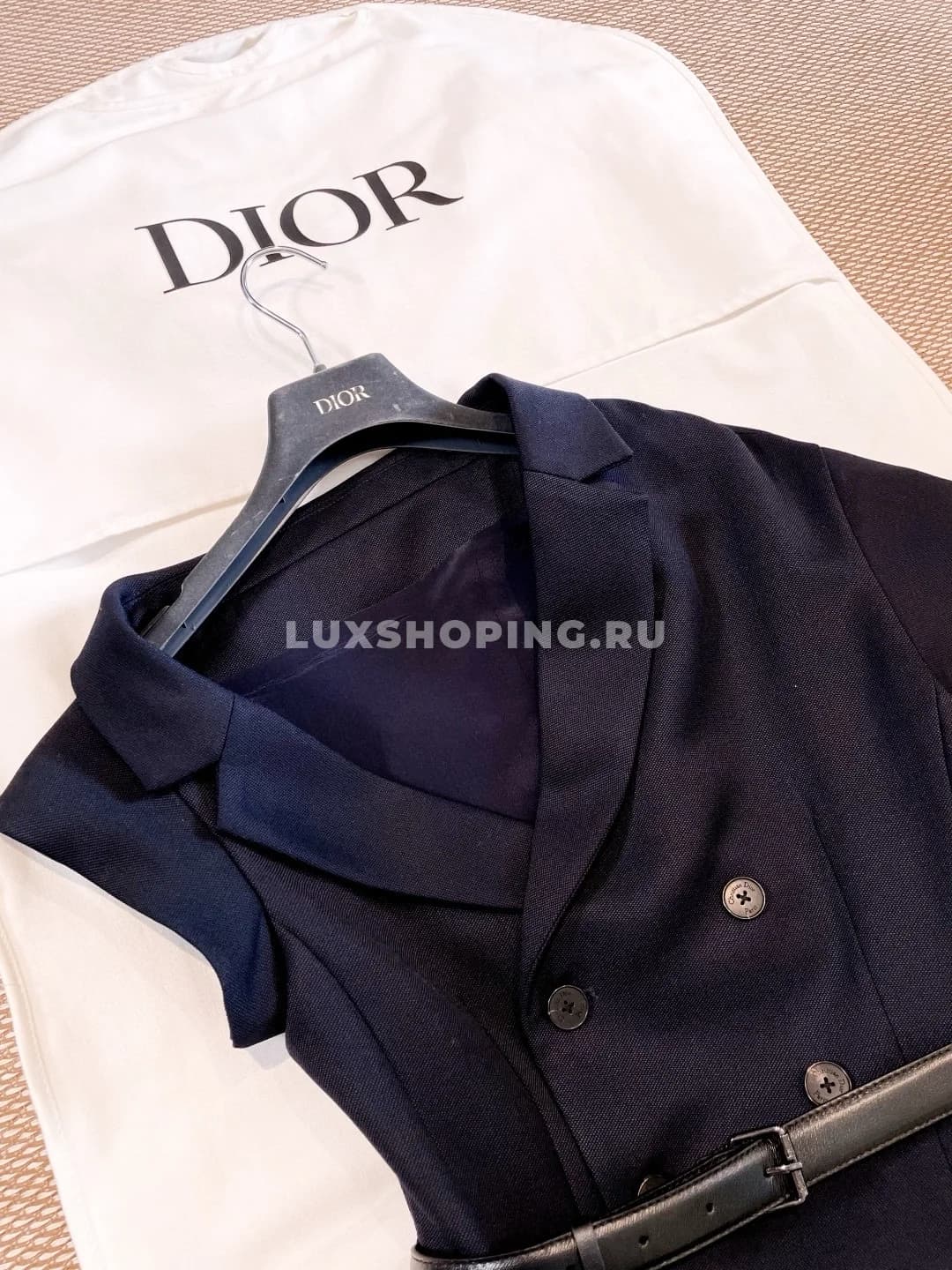 Dior Платье из мягкой овечьей шерсти с асимметричным открытым плечом - фото 17