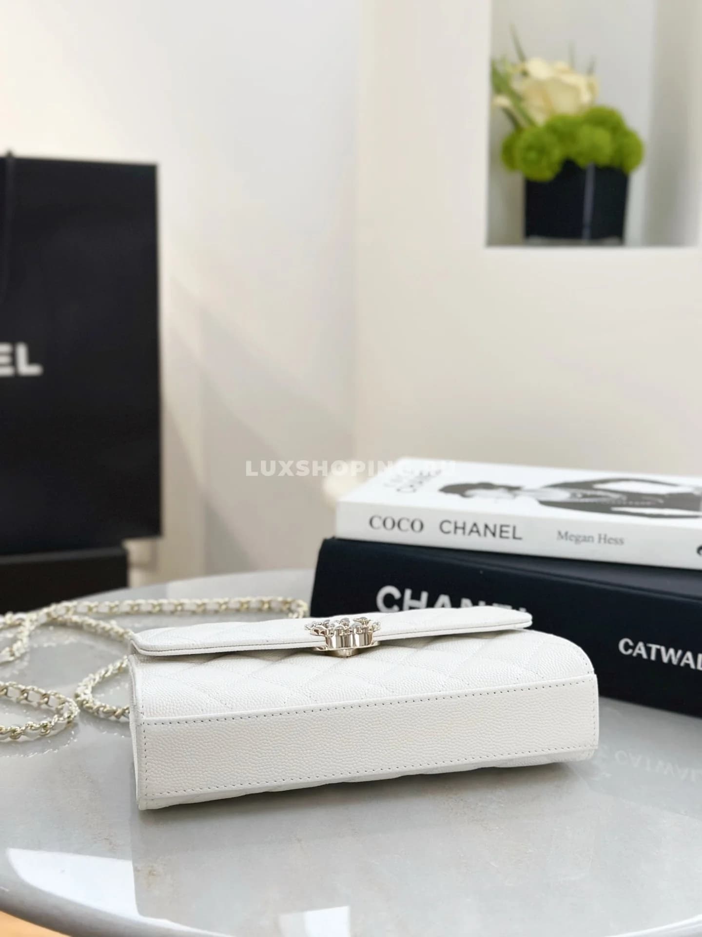 Сумка Chanel 25S с ручкой-цепочкой белая 10×18×4,5 см - фото 5
