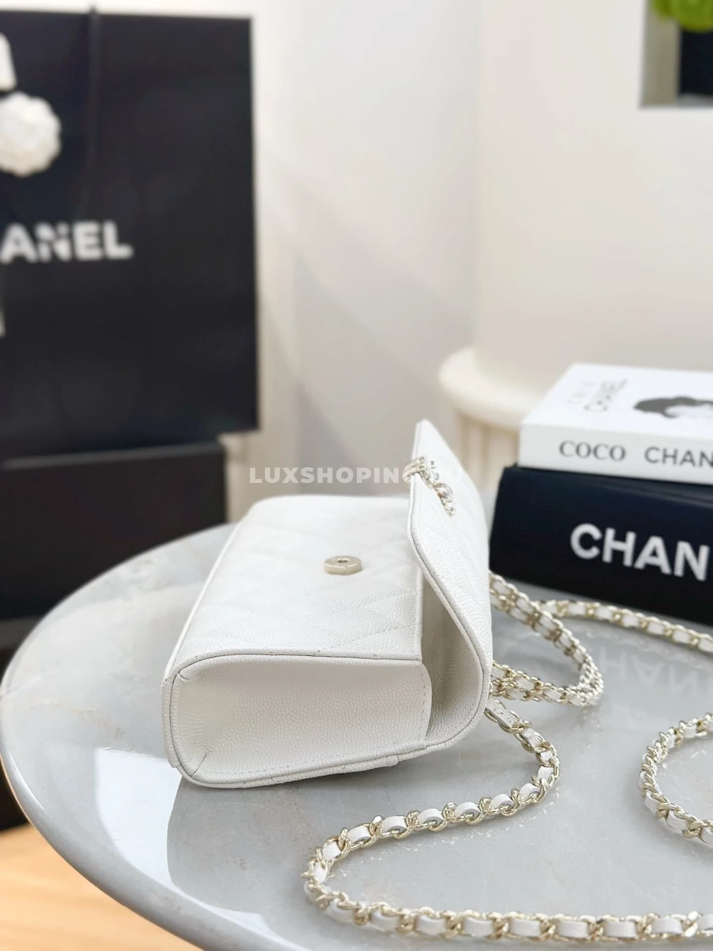 Сумка Chanel 25S с ручкой-цепочкой белая 10×18×4,5 см - фото 8