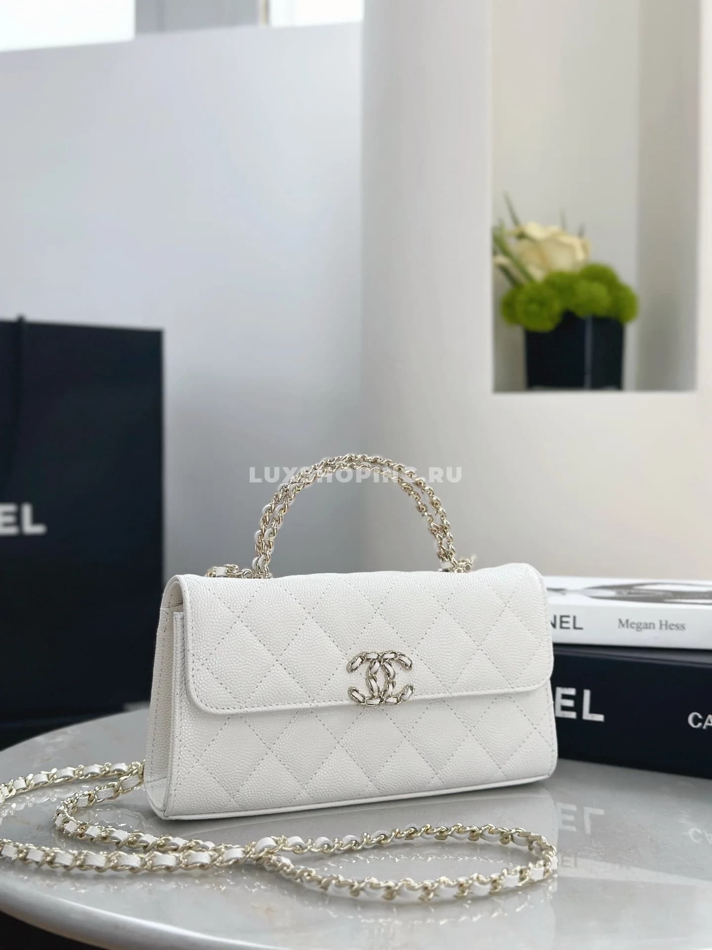 Сумка Chanel 25S с ручкой-цепочкой белая 10×18×4,5 см - фото 9