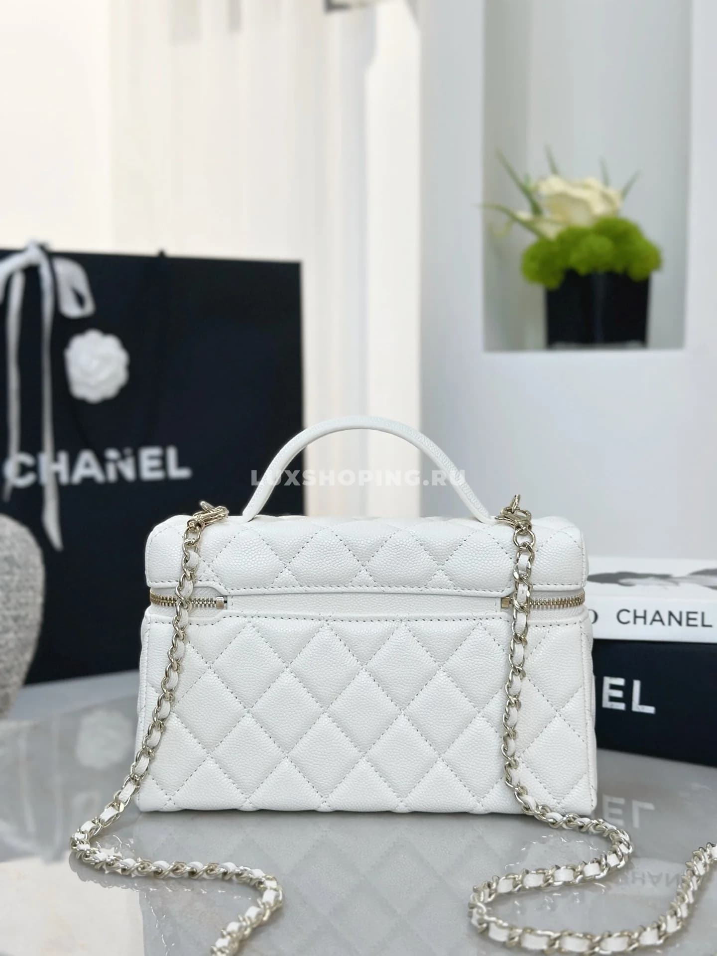 Сумка Chanel Vanity белая 17×19,5×5 см - фото 2