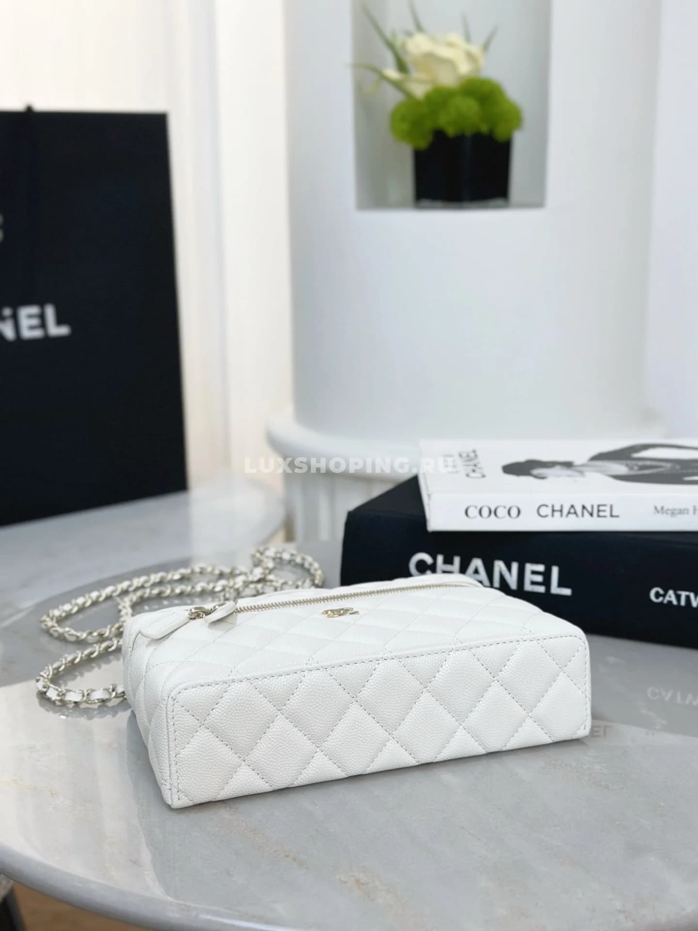 Сумка Chanel Vanity белая 17×19,5×5 см - фото 4
