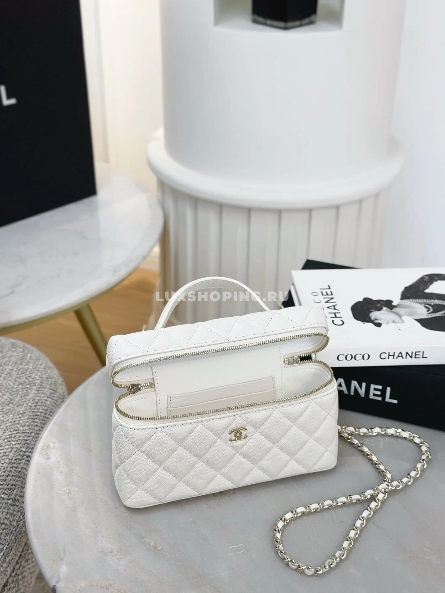 Сумка Chanel Vanity белая 17×19,5×5 см - фото 5