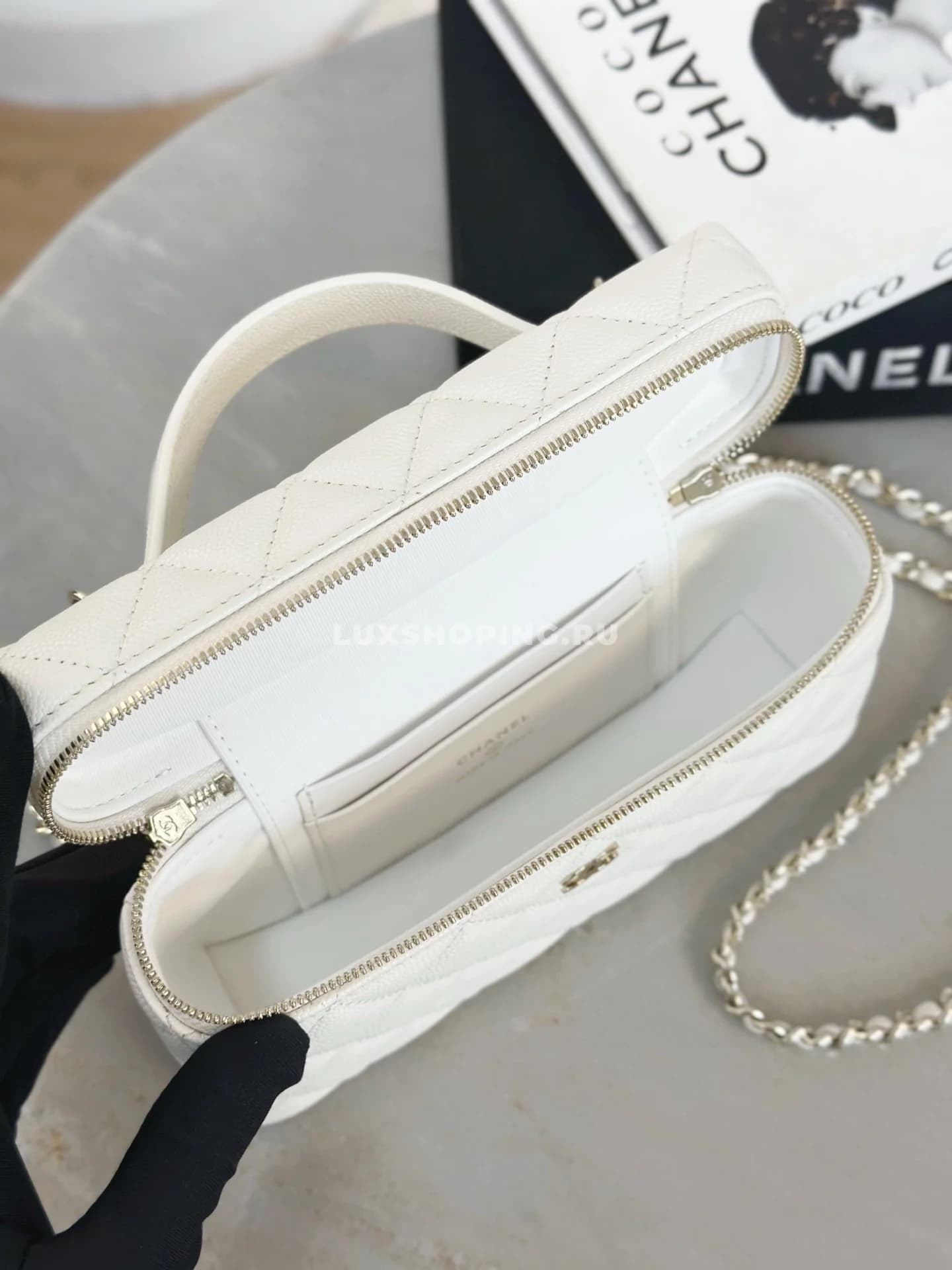 Сумка Chanel Vanity белая 17×19,5×5 см - фото 6