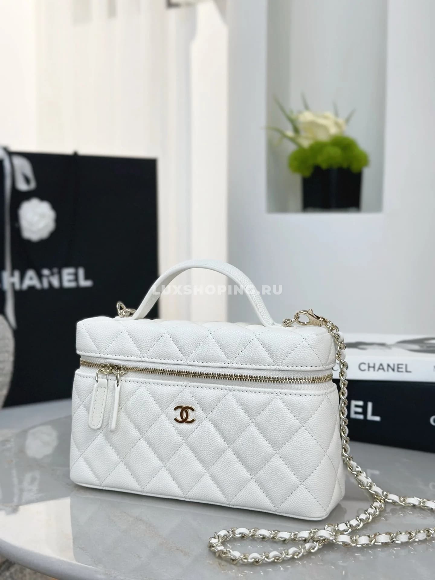 Сумка Chanel Vanity белая 17×19,5×5 см - фото 7