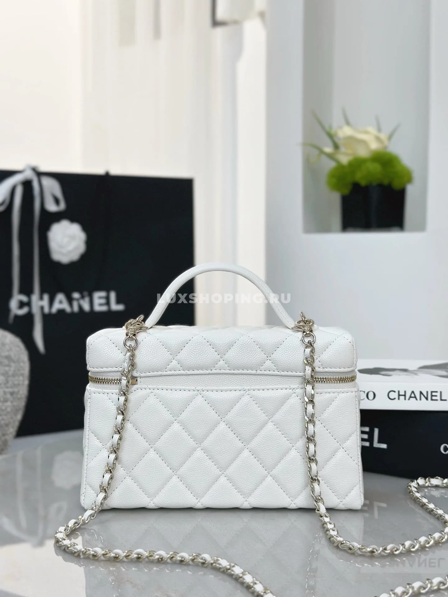 Сумка Chanel Vanity белая с большим лого 17×19,5×5 см - фото 3