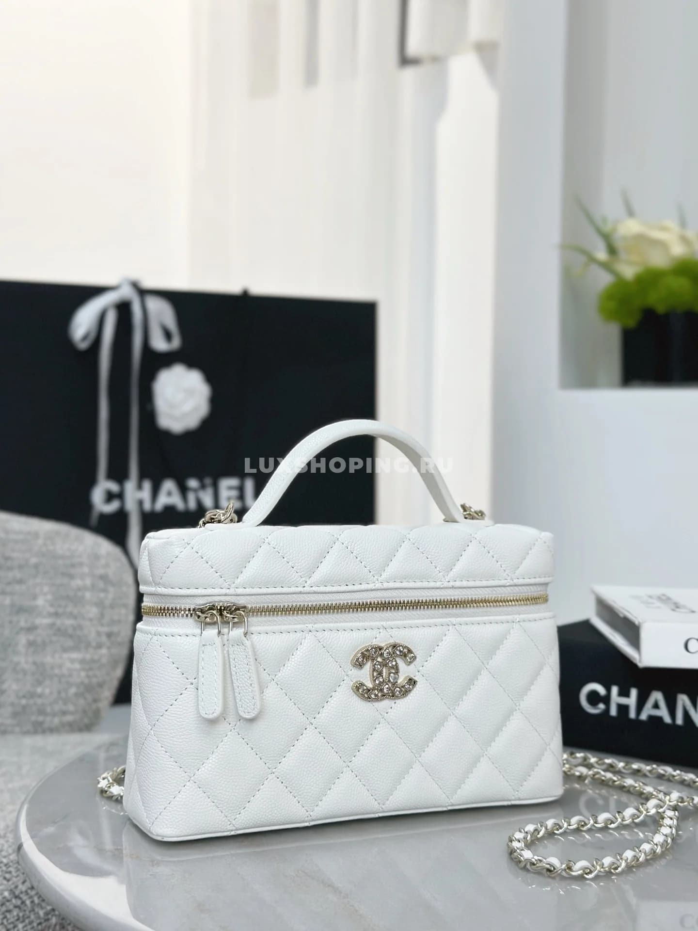 Сумка Chanel Vanity белая с большим лого 17×19,5×5 см - фото 5