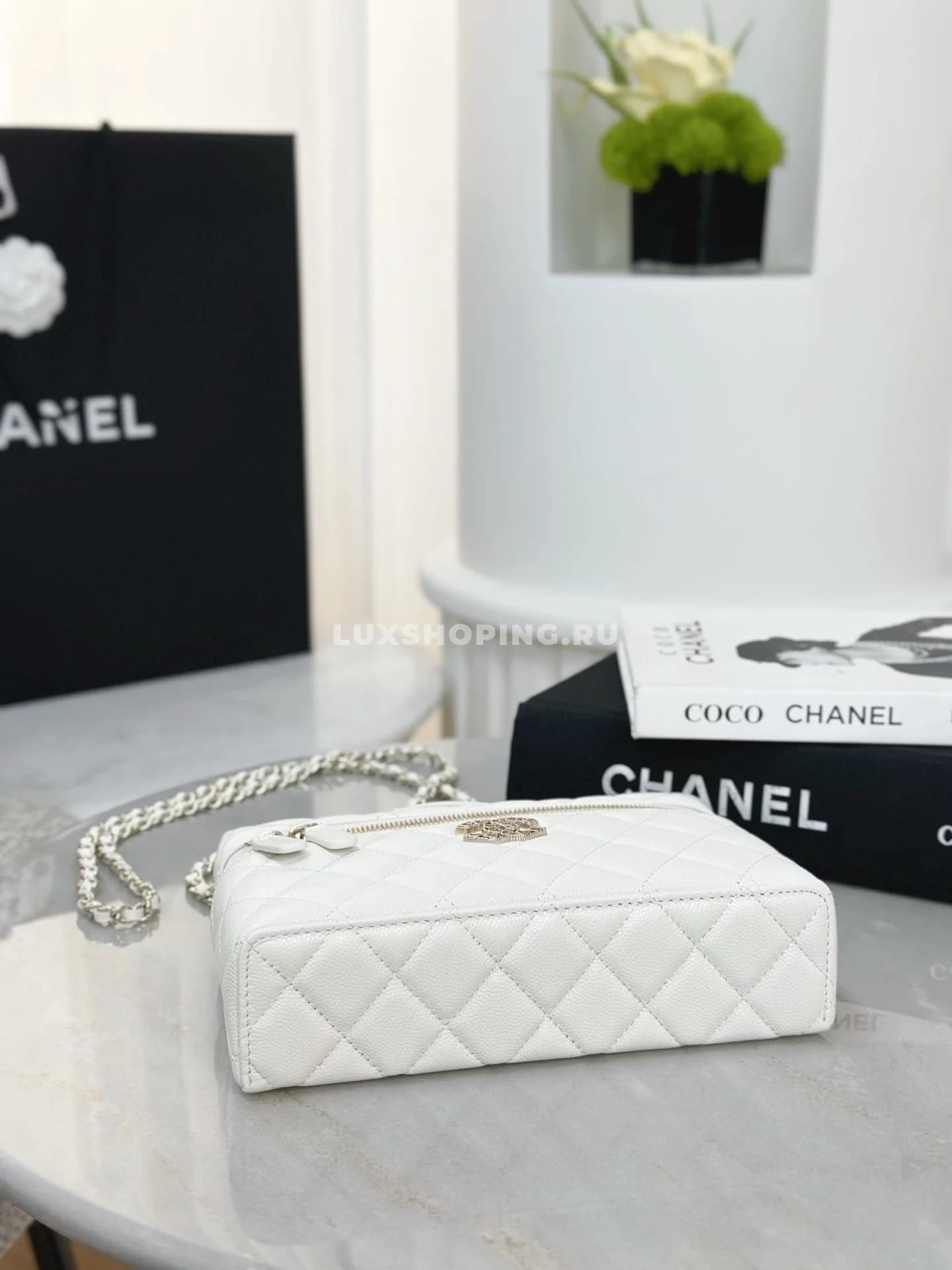 Сумка Chanel Vanity белая с большим лого 17×19,5×5 см - фото 6