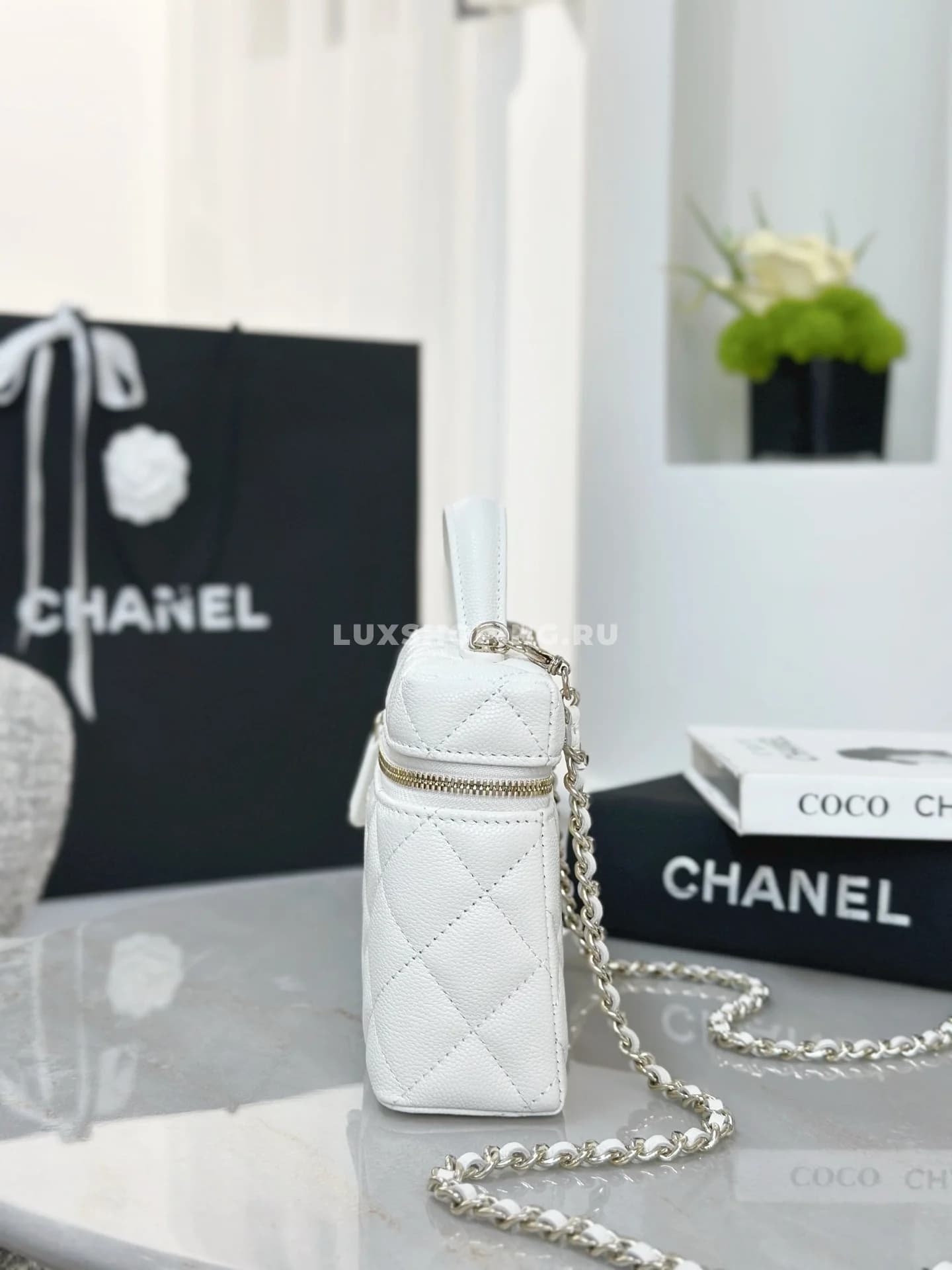 Сумка Chanel Vanity белая с большим лого 17×19,5×5 см - фото 7
