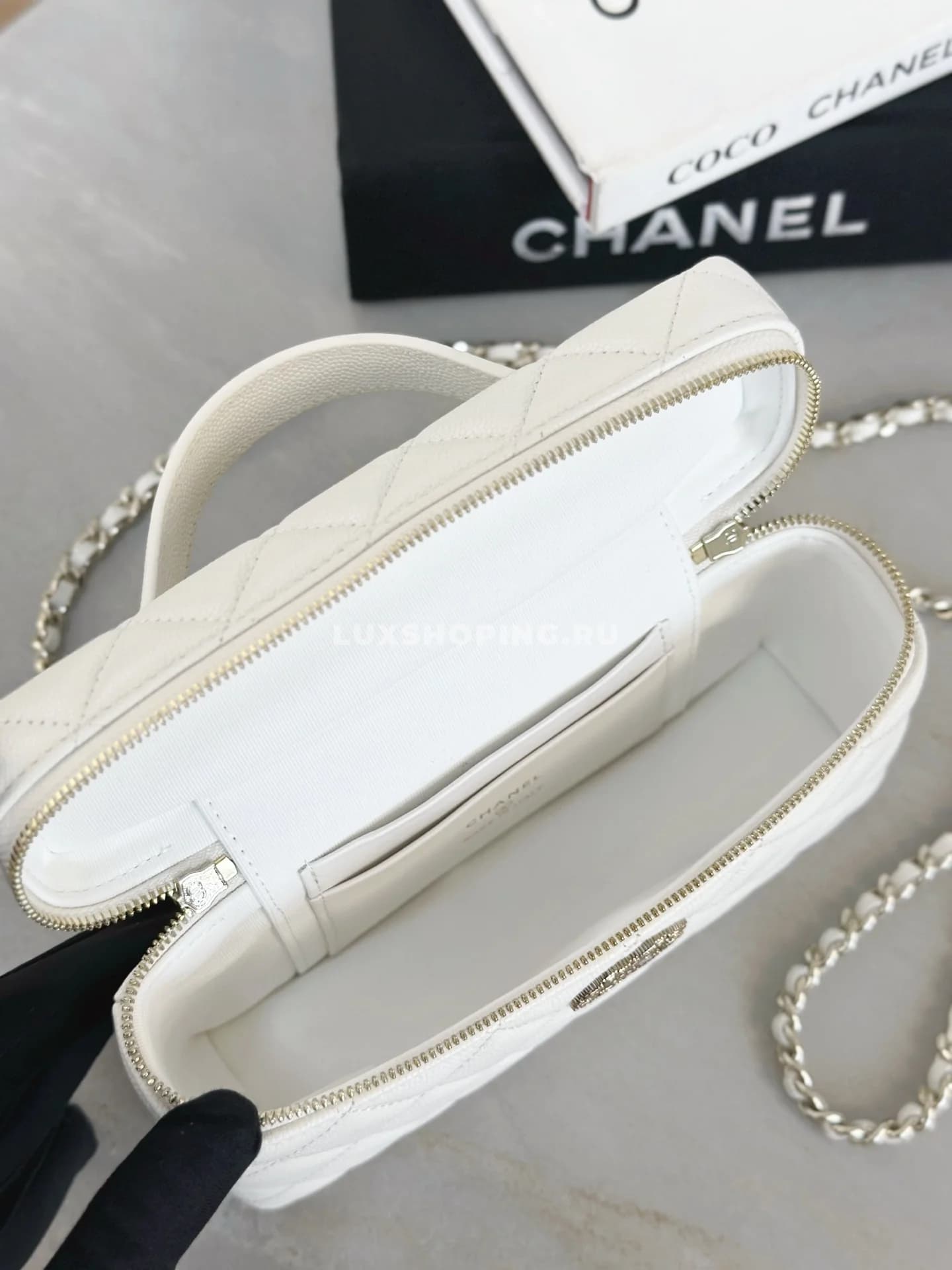 Сумка Chanel Vanity белая с большим лого 17×19,5×5 см - фото 8