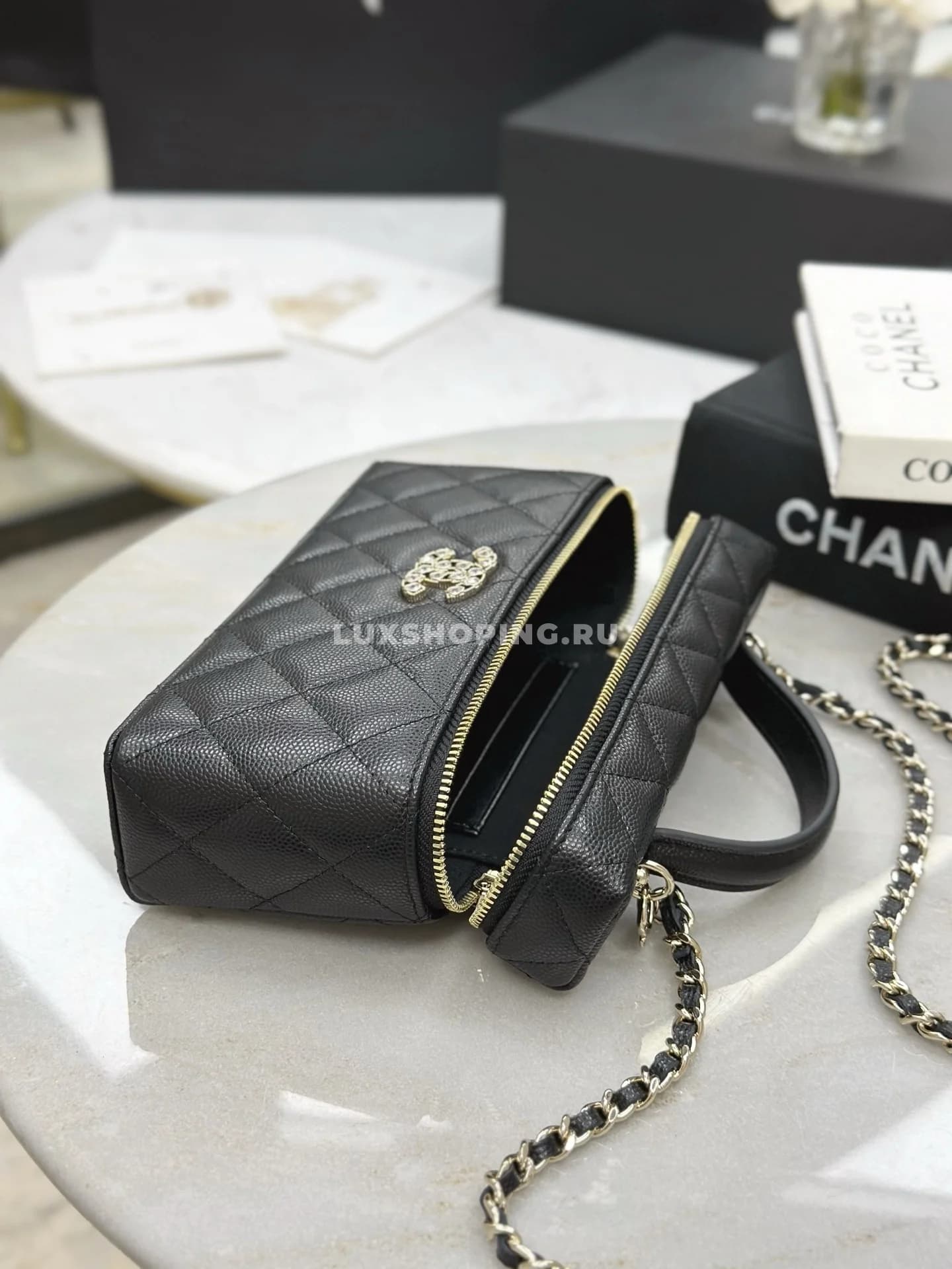 Сумка Chanel Vanity черная с большим лого 17×19,5×5 см - фото 7