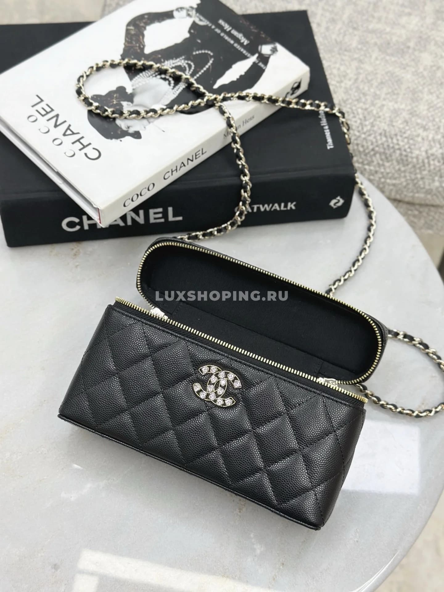 Сумка Chanel Vanity черная с большим лого 17×19,5×5 см - фото 9