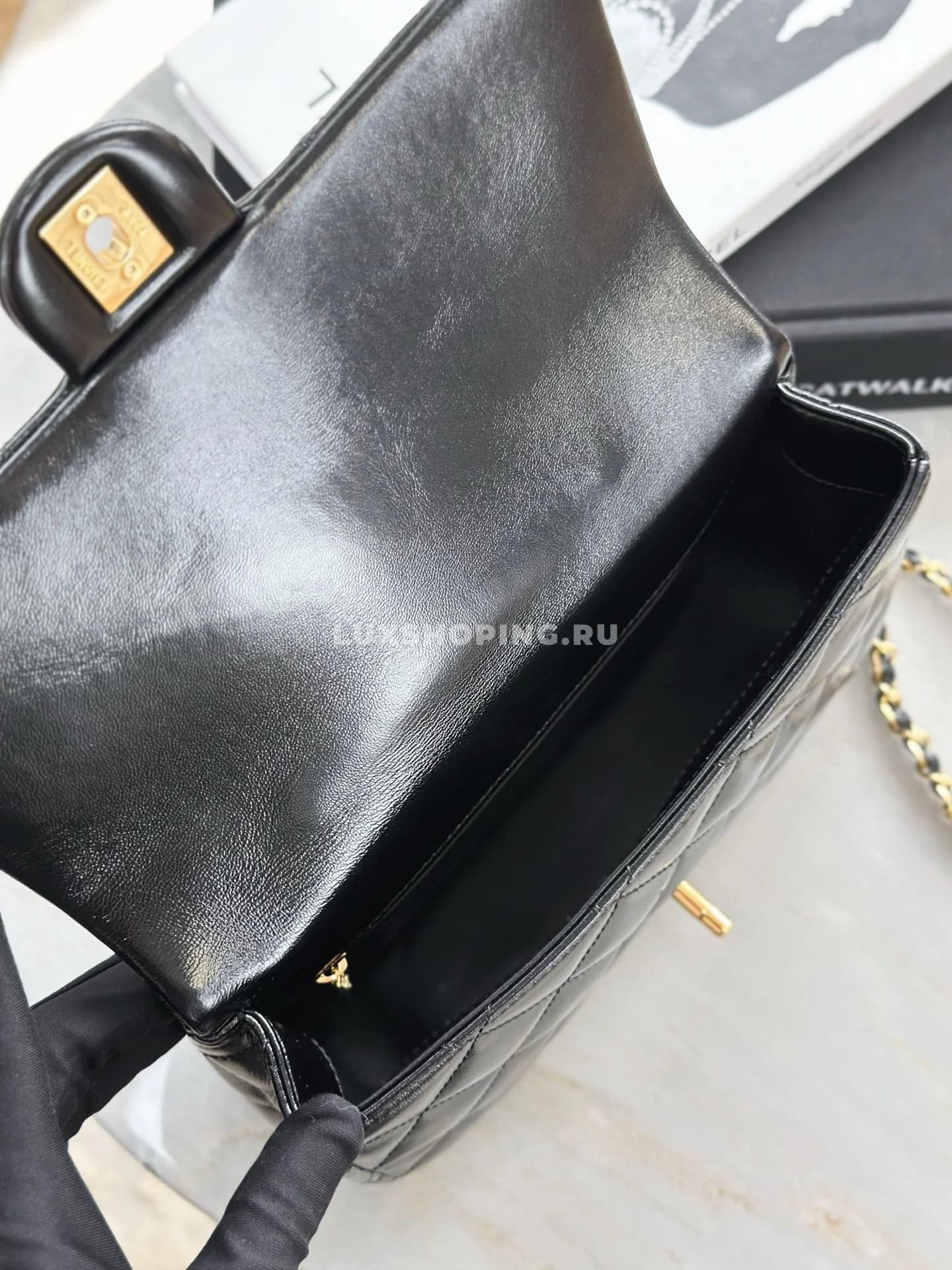 Сумка Chanel 24B Handle Flap Bag Square черная 17×25×8 см - фото 3