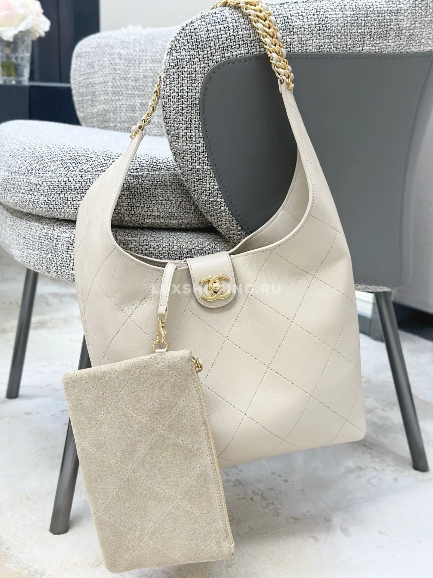 Сумка Chanel 25P Hobo бежевая 30×35×14 см - фото 6