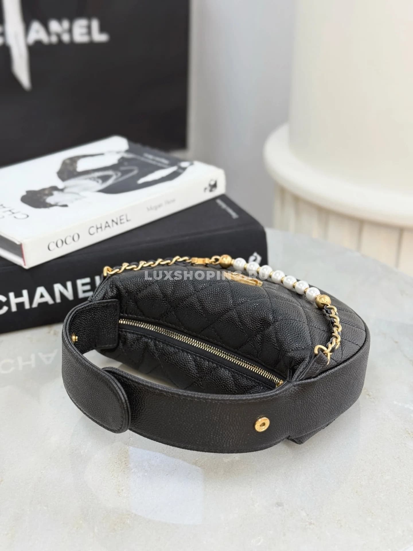 Сумка луна Chanel черная 11×19×8 см - фото 2