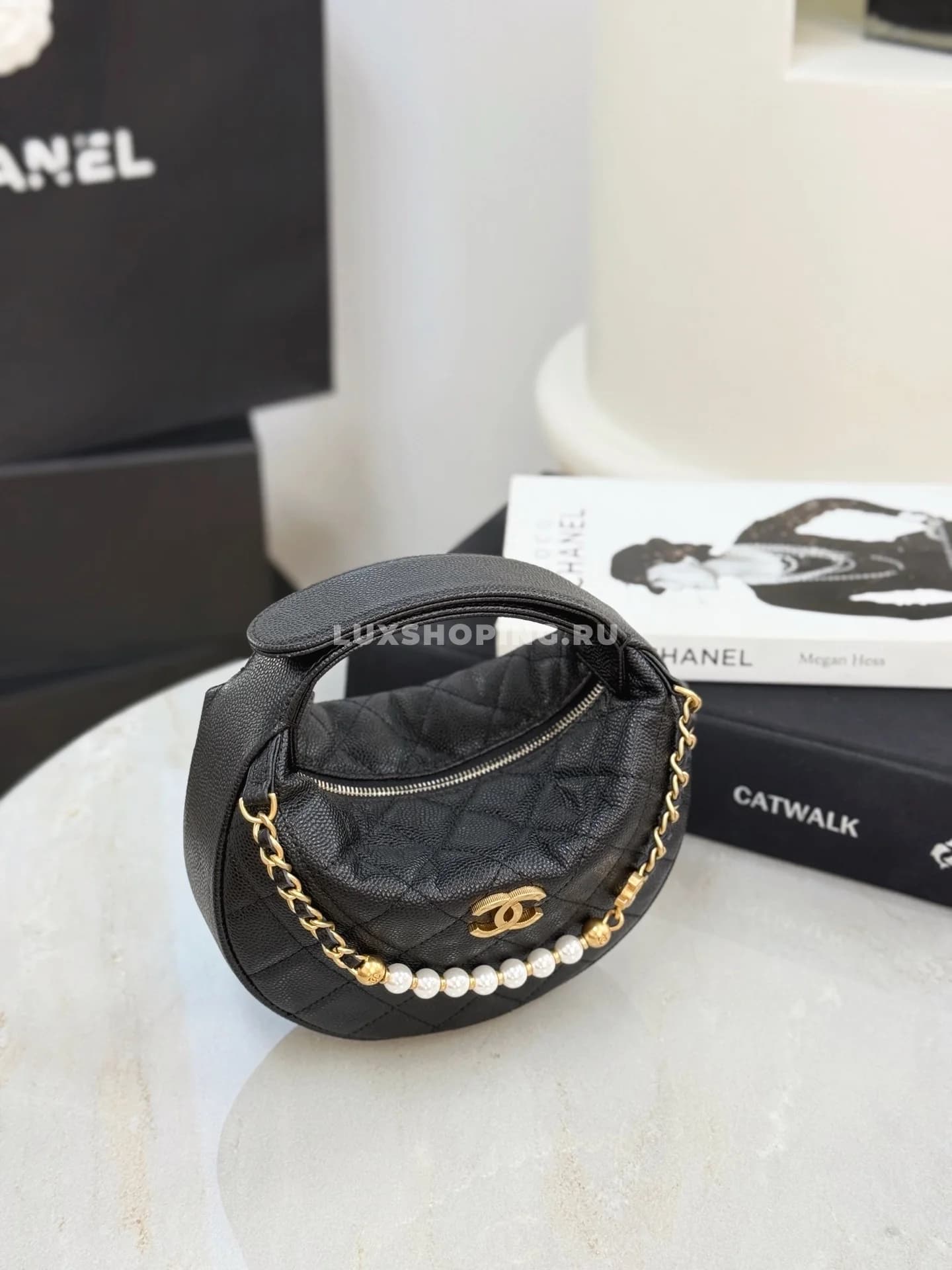 Сумка луна Chanel черная 11×19×8 см - фото 4