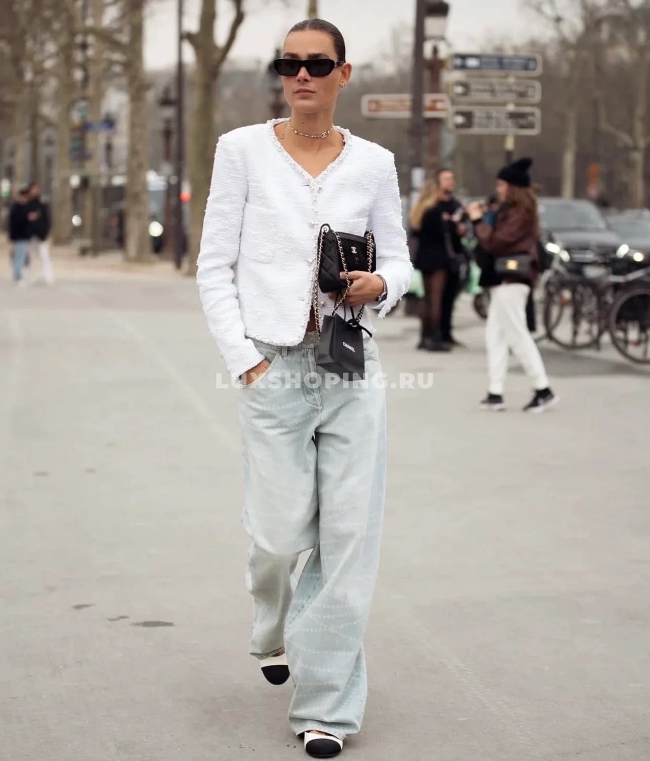 Chanel белый твидовый жакет с жемчужными бусинами - фото 2