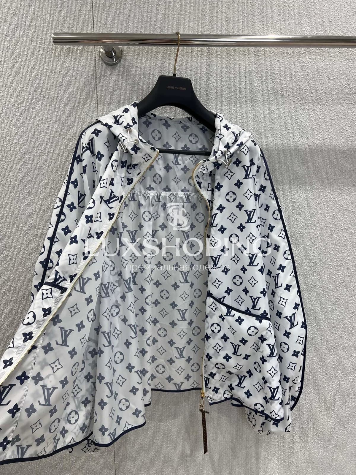 Ветровка Louis Vuitton с монограммой - фото 3
