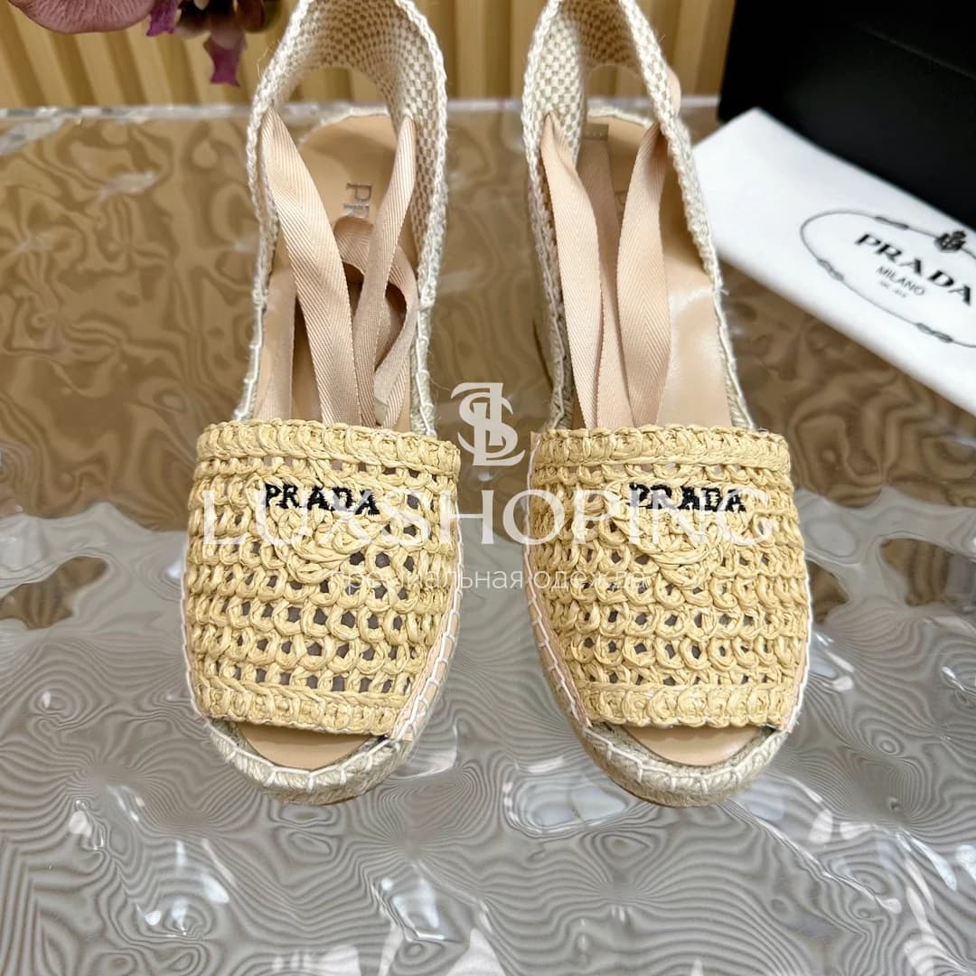Босоножки на танкетке Prada Соломенные Бежевые - фото 6