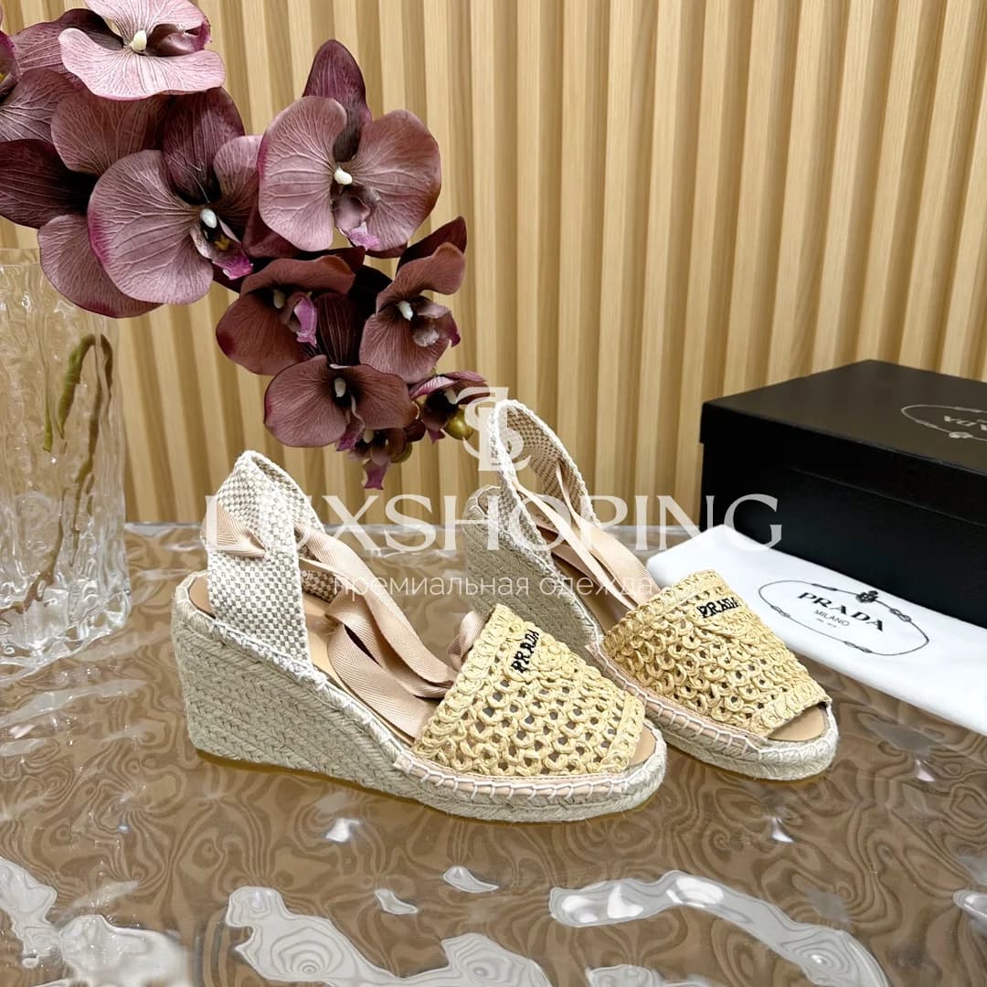 Босоножки на танкетке Prada Соломенные Бежевые - фото 7