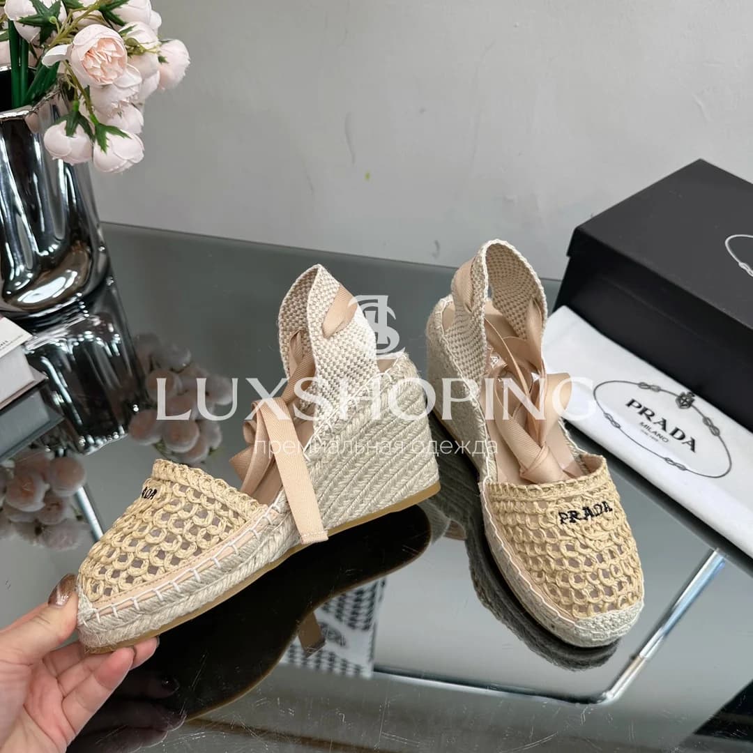 Босоножки на танкетке Prada с Вязкой Бежевые - фото 5