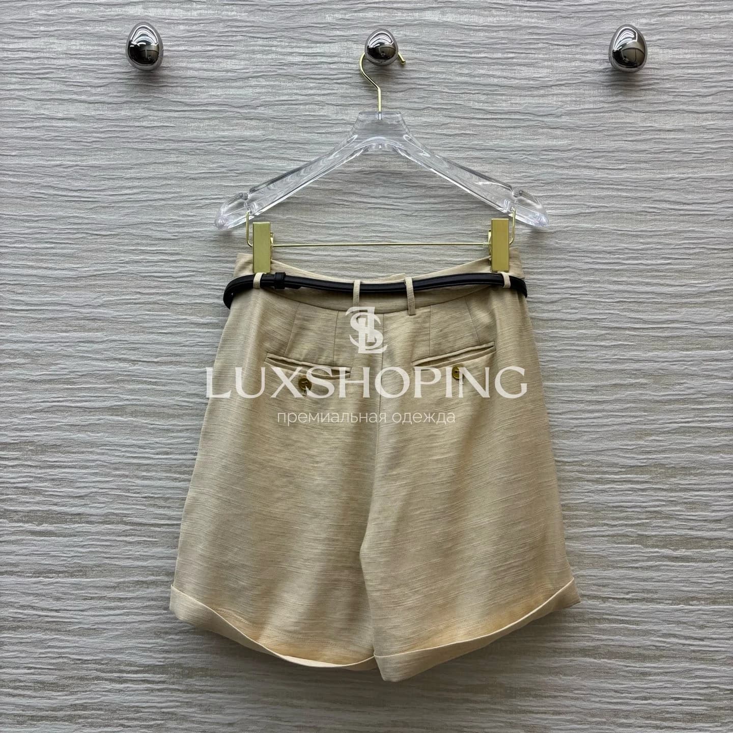 Maison Schiaparelli Костюм из рубашки и шорт в бежевом цвете - фото 9