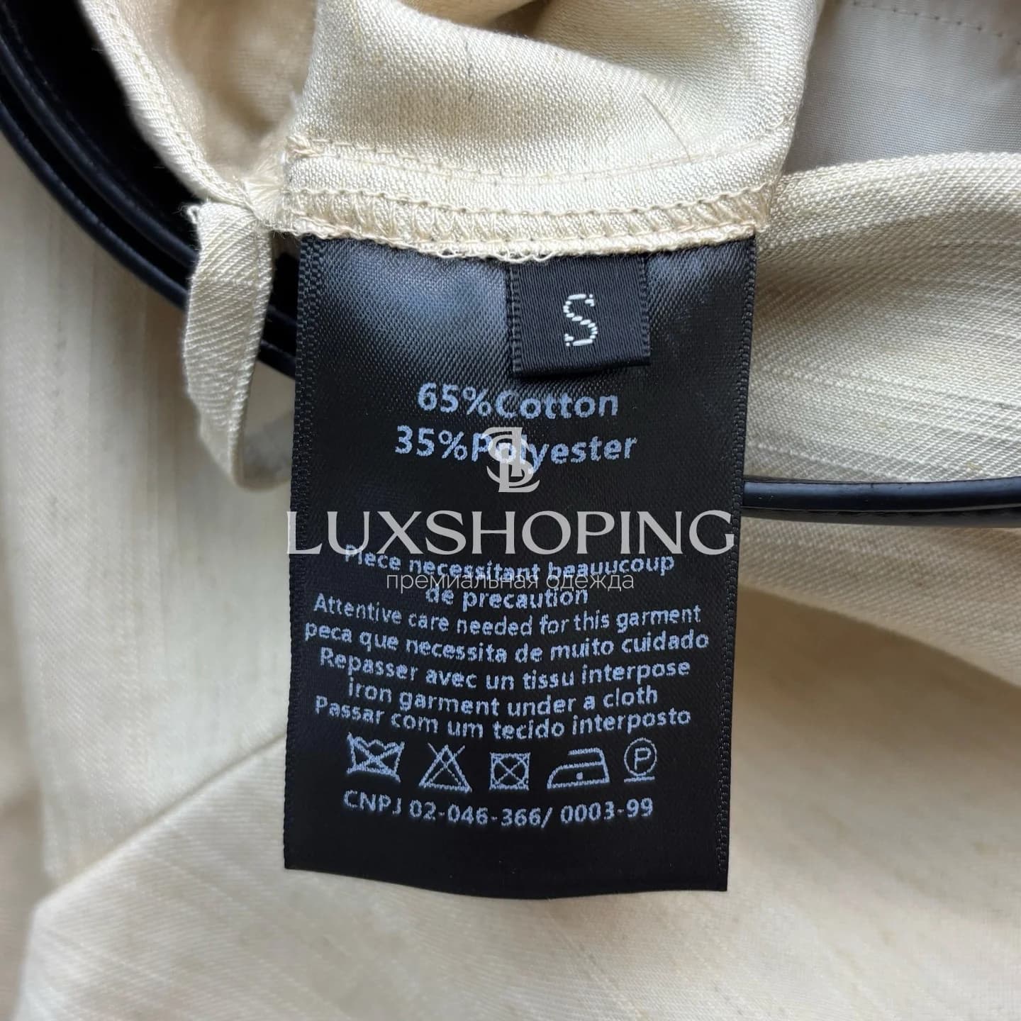 Maison Schiaparelli Костюм из рубашки и шорт в бежевом цвете - фото 10