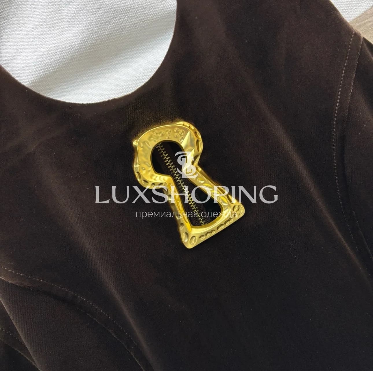 Maison Schiaparelli бархатное платье миди с золотыми акцентами - фото 9