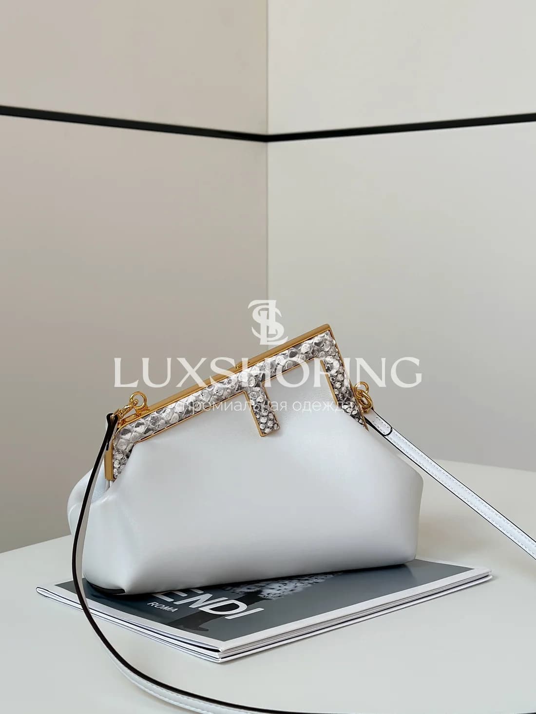 Сумка Fendi First белая 26×18×9,5 см - фото 2