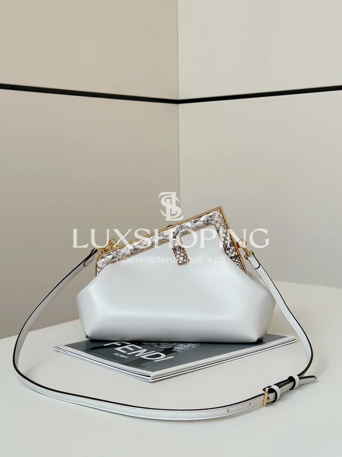 Сумка Fendi First белая 26×18×9,5 см - фото 3