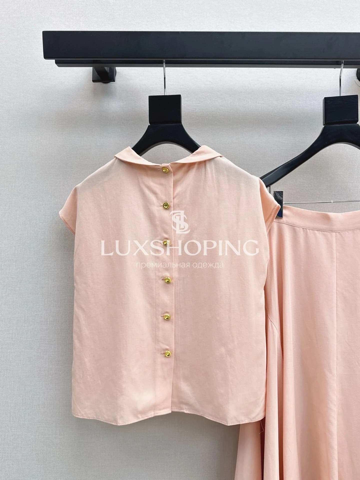 Элегантный костюм Loro Piana с рубашкой и юбкой в розовом цвете - фото 7