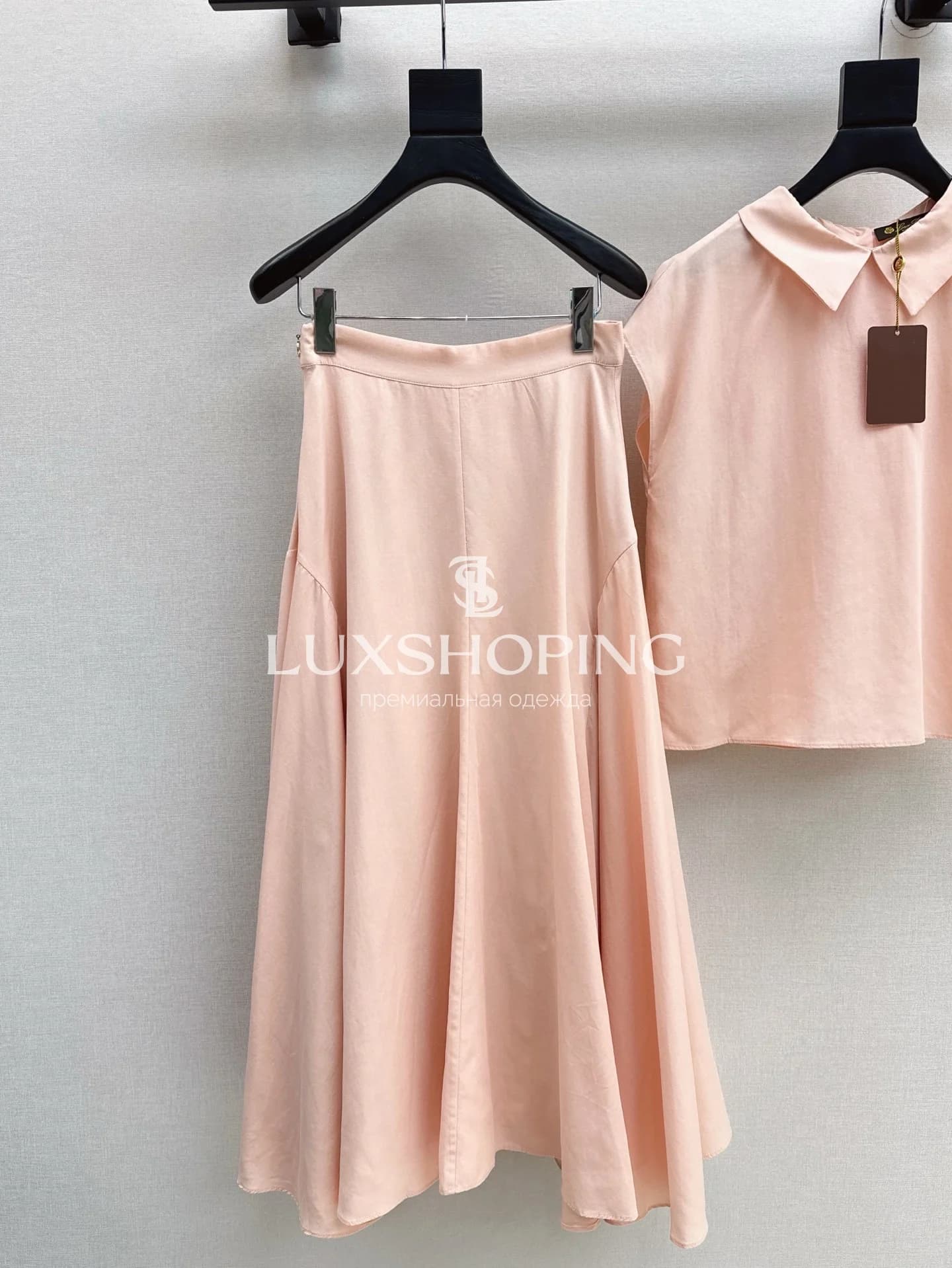 Элегантный костюм Loro Piana с рубашкой и юбкой в розовом цвете - фото 9