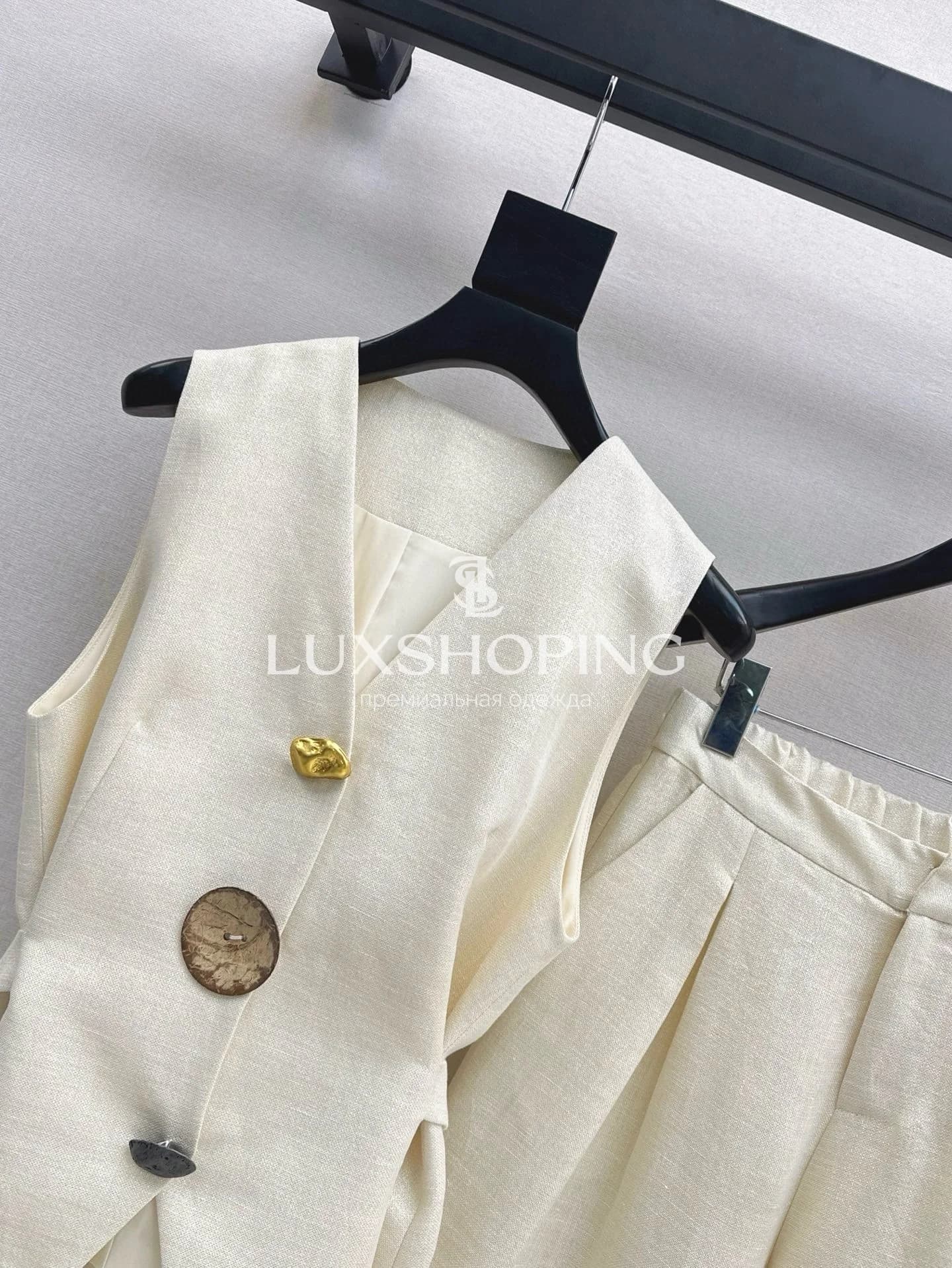 Комплект Loro Piana: жилет с декоративными пуговицами и прямые брюки - фото 4