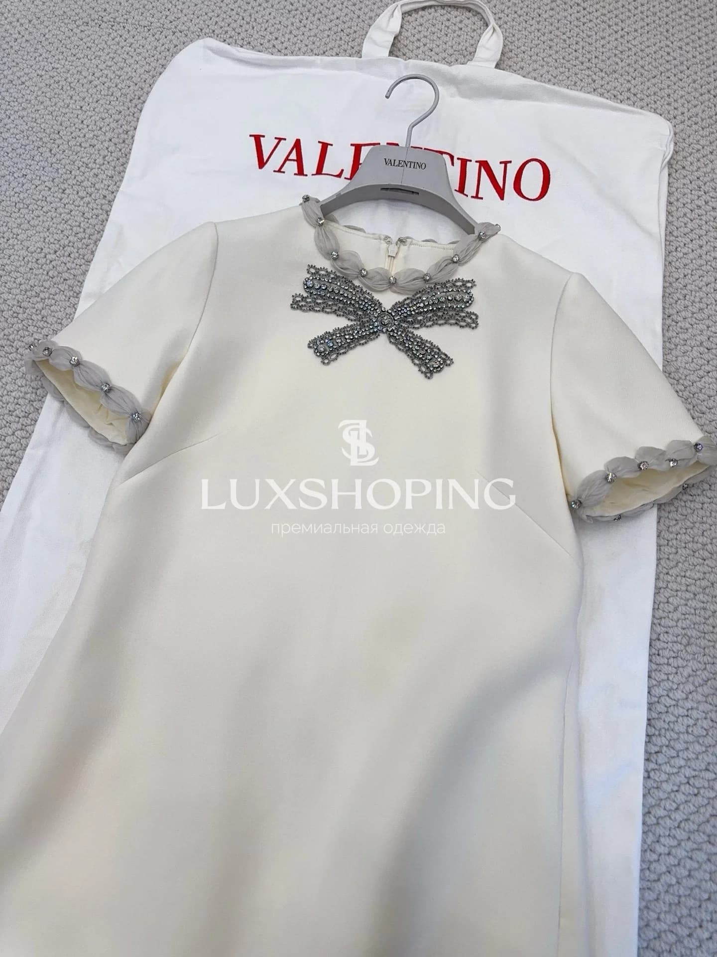 Valentino — Кремовое платье из шёлка и шерсти с декором из кристаллов - фото 3