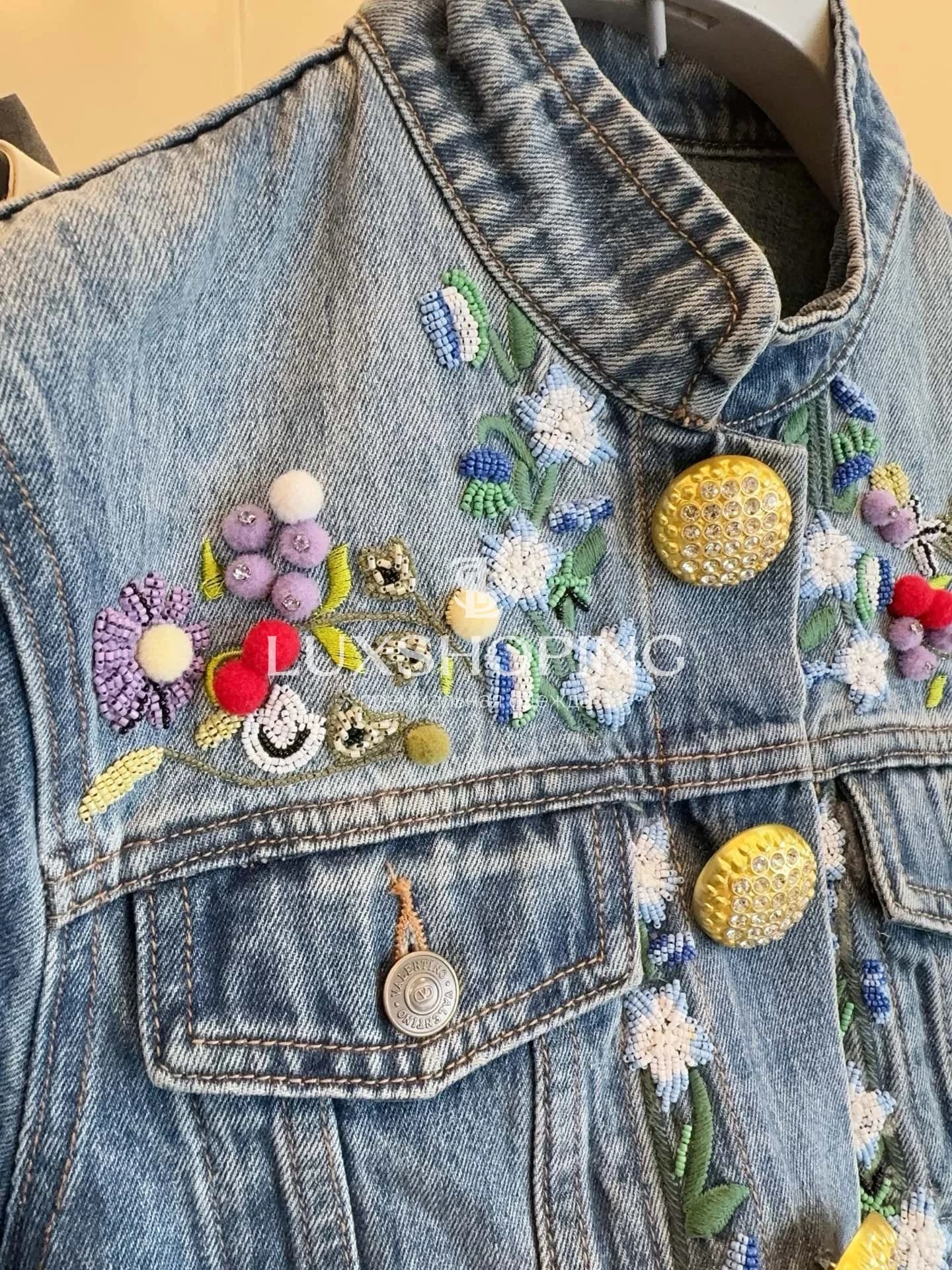 Valentino — Джинсовая куртка с ручной вышивкой и декоративными пуговицами - фото 4