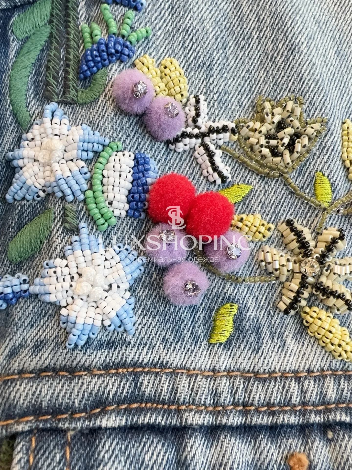 Valentino — Джинсовая куртка с ручной вышивкой и декоративными пуговицами - фото 6