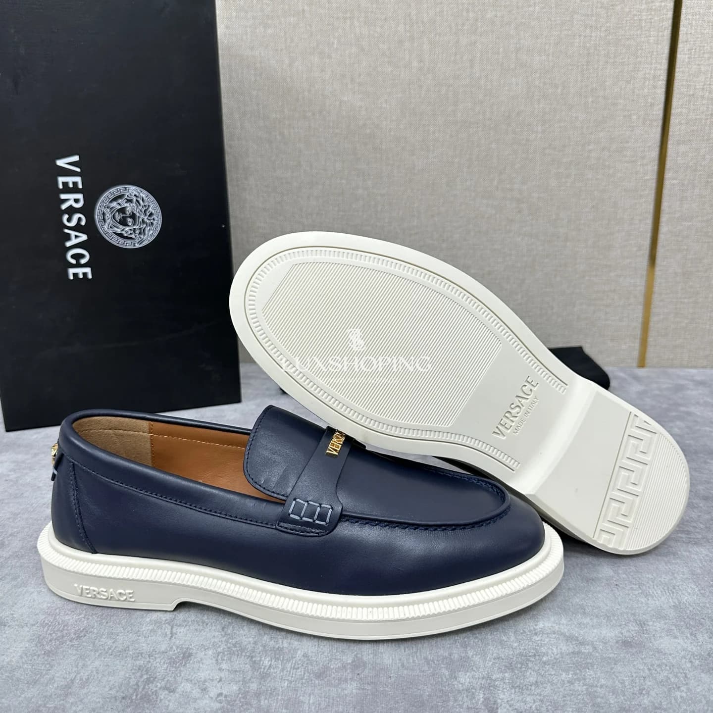 Серые лоферы Versace Greca - фото 5