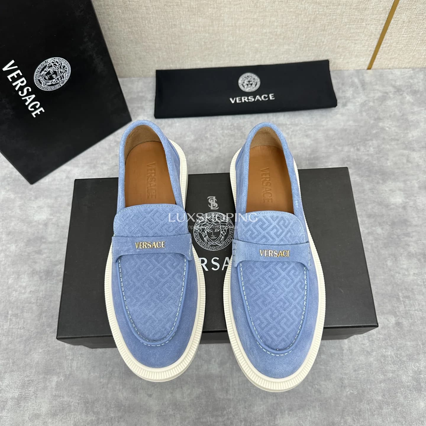 Голубые замшевые лоферы Versace Greca - фото 2