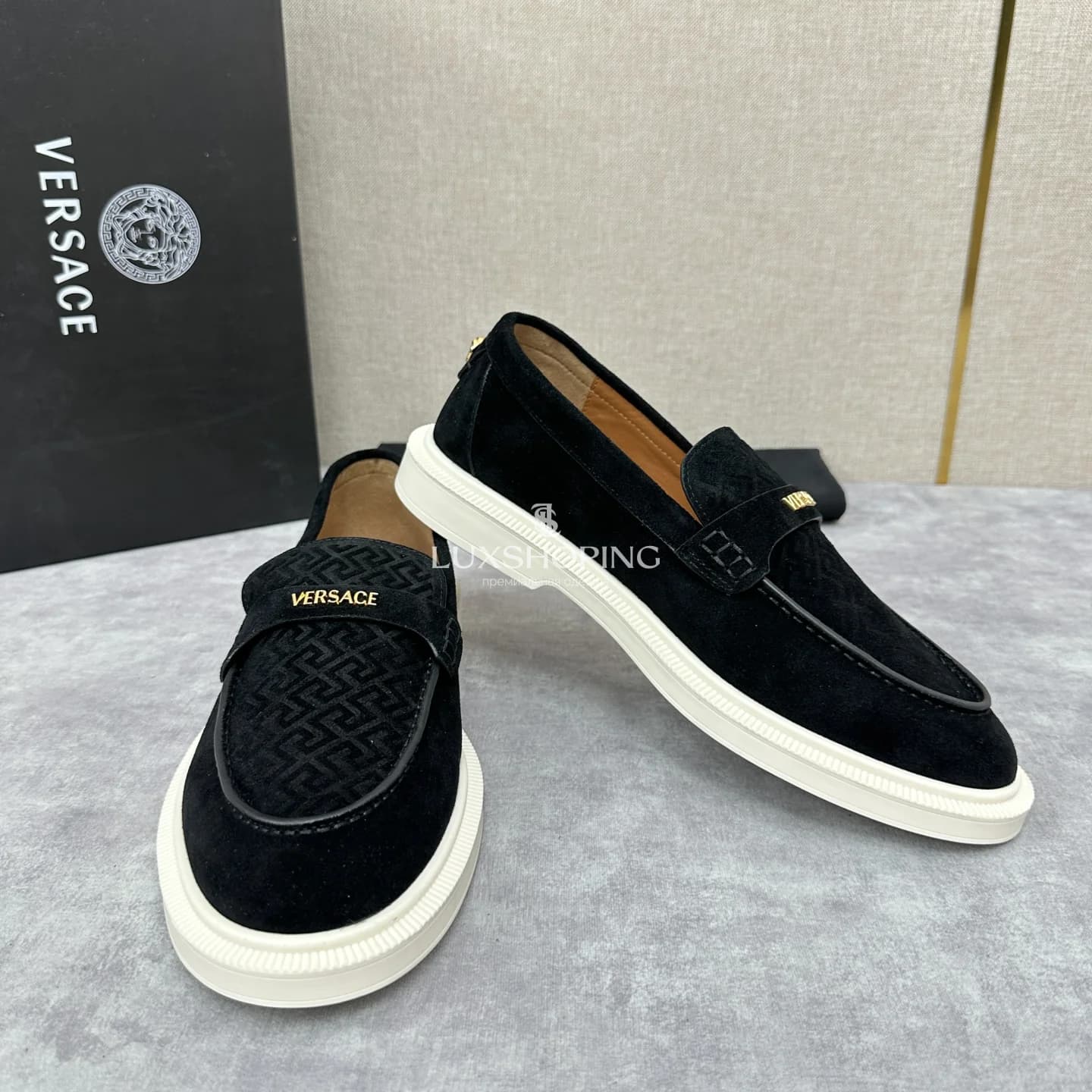 Черные замшевые лоферы Versace Greca - фото 6