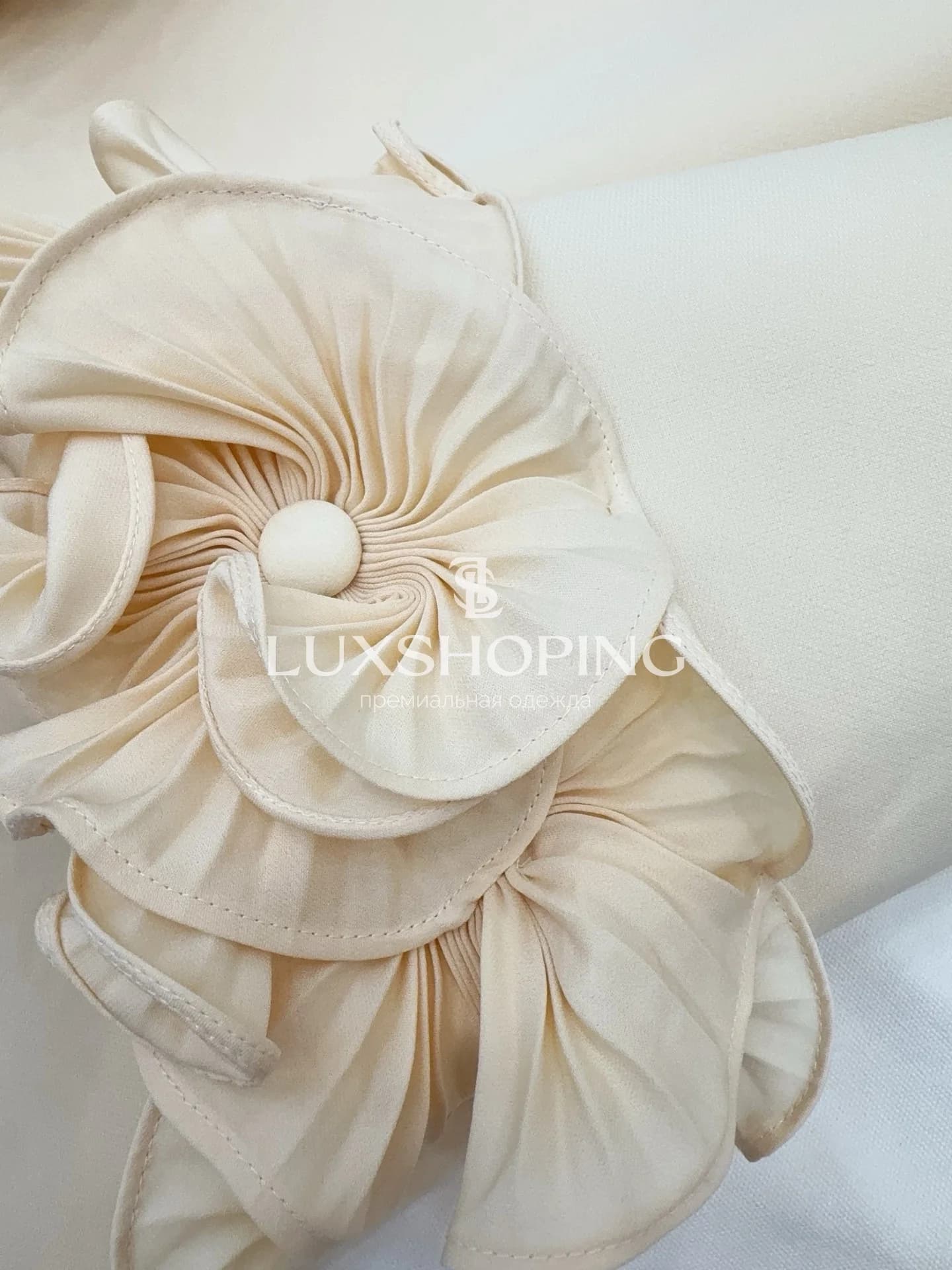 Valentino – Кремовое мини-платье с цветочными рукавами - фото 6