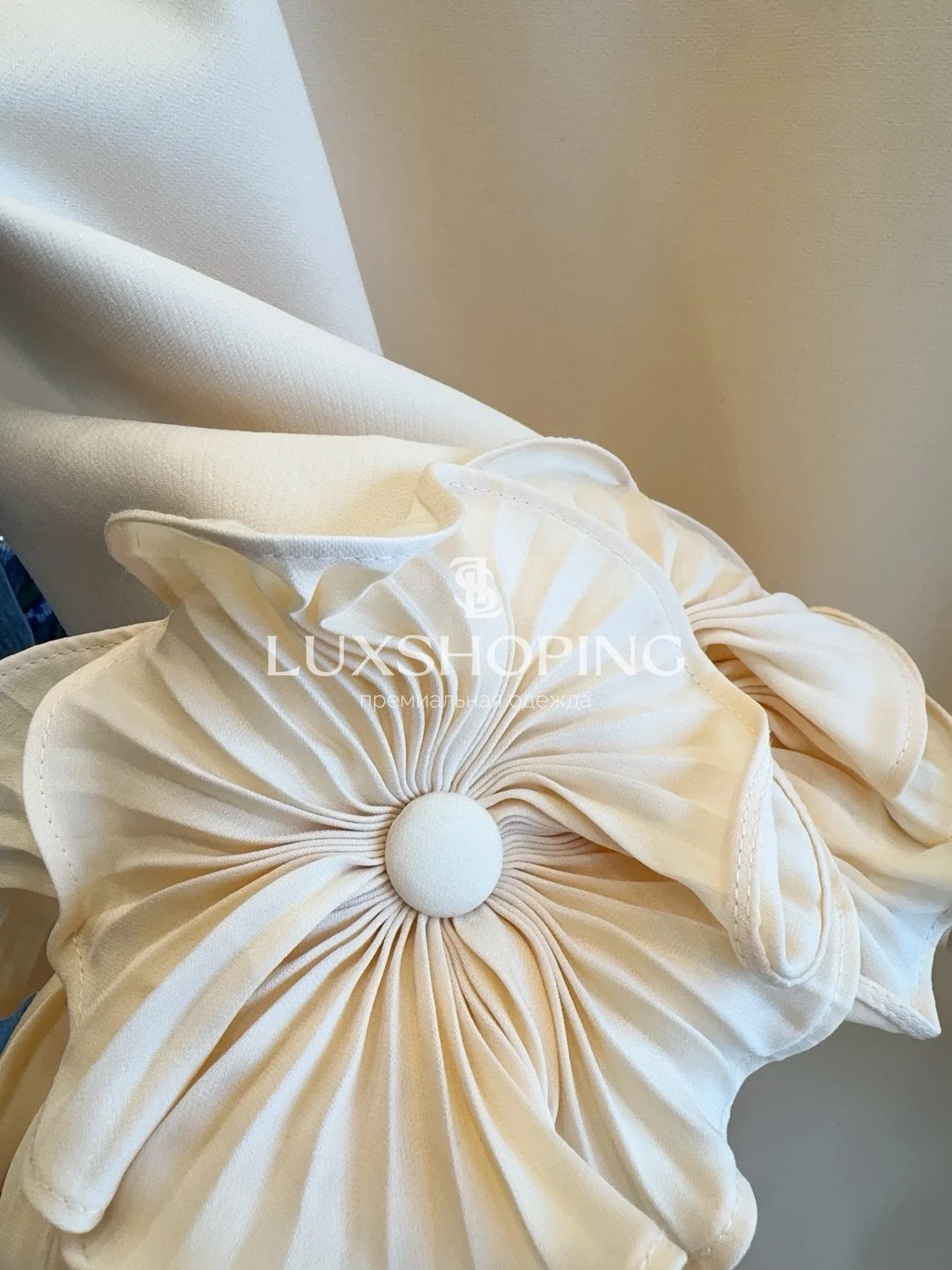 Valentino – Кремовое мини-платье с цветочными рукавами - фото 7