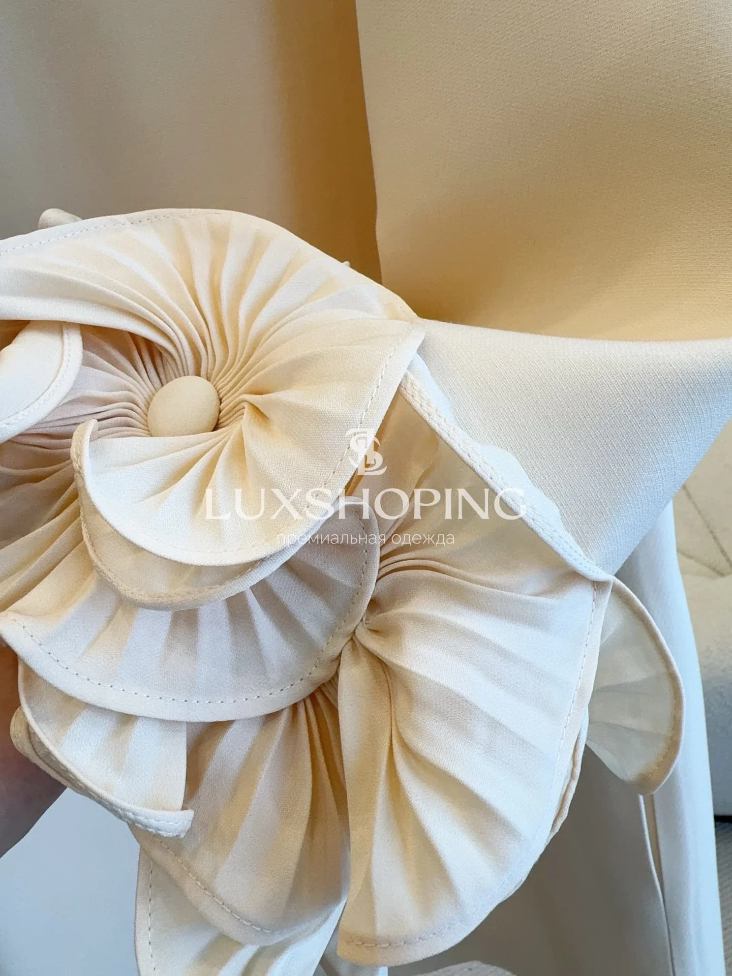 Valentino – Кремовое мини-платье с цветочными рукавами - фото 8