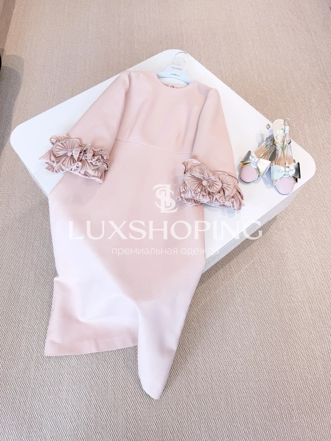 VALENTINO Пудровое платье миди с объемной отделкой на рукавах - фото 4