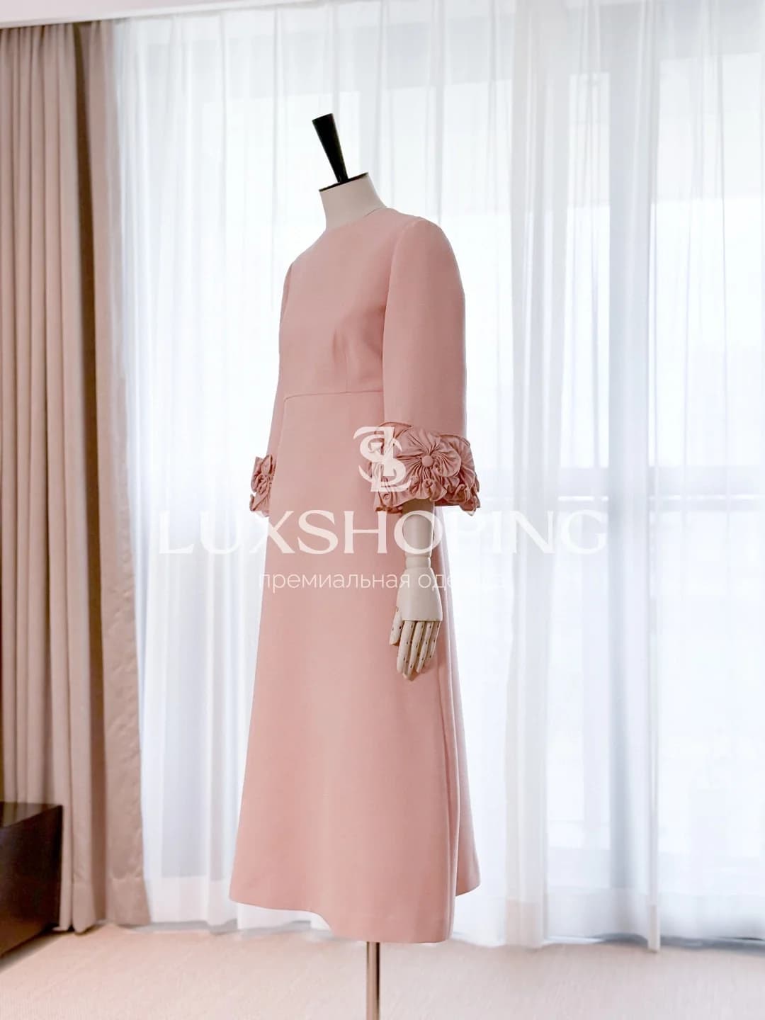 VALENTINO Пудровое платье миди с объемной отделкой на рукавах - фото 10