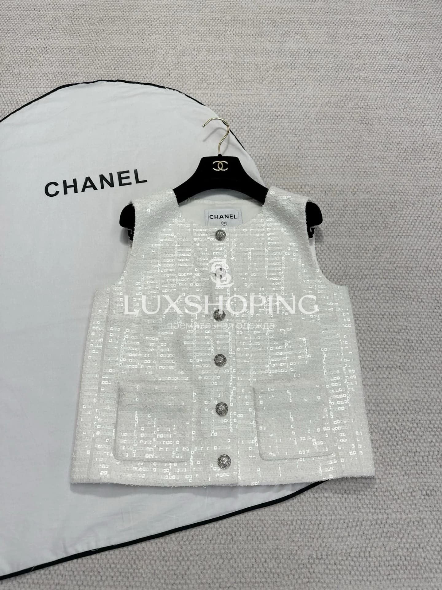 Жилет Chanel с пайетками и шёлковой подкладкой - фото 2