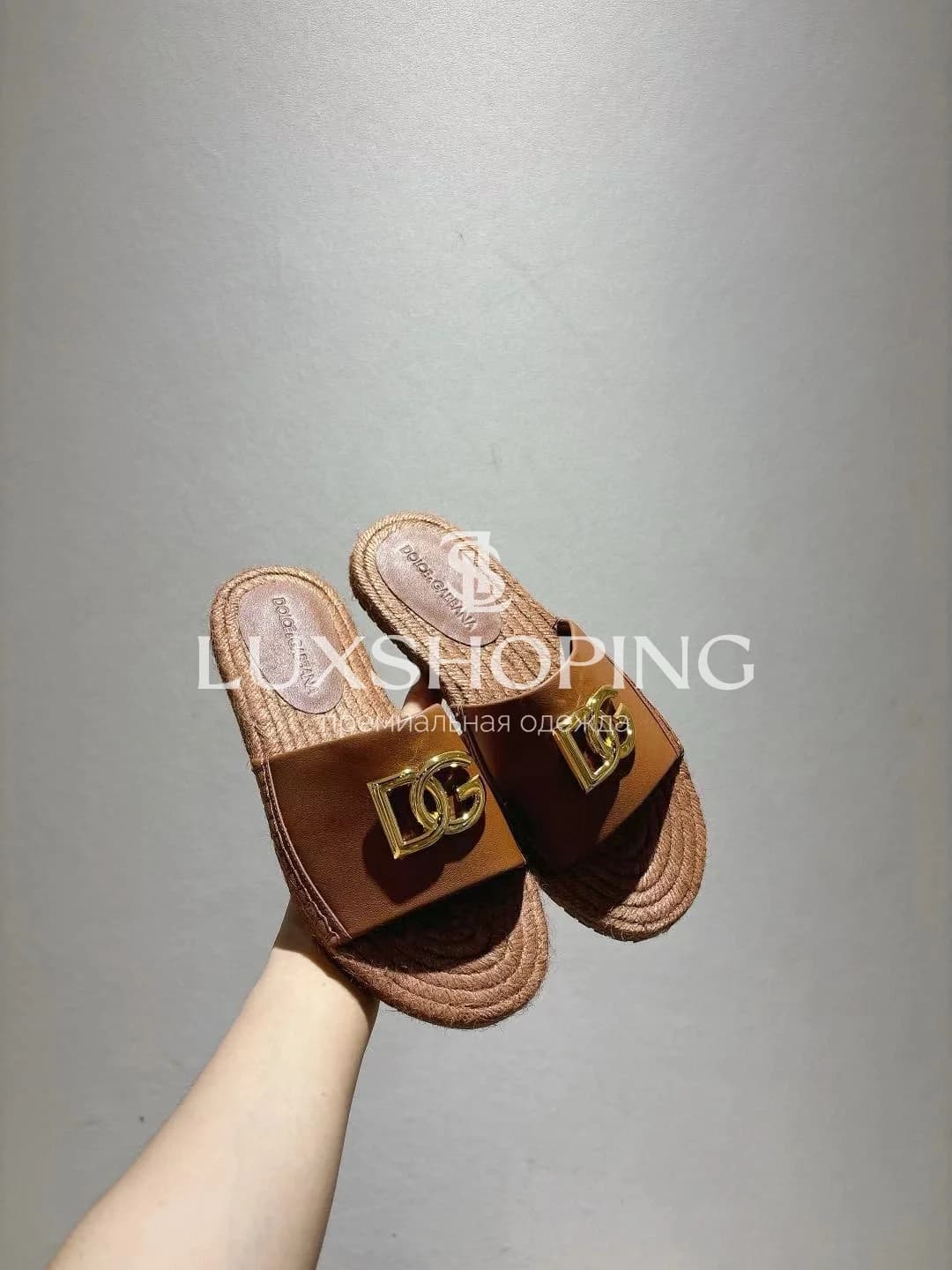 Плетёные шлёпанцы Dolce &amp; Gabbana с кожаным верхом и логотипом - фото 7