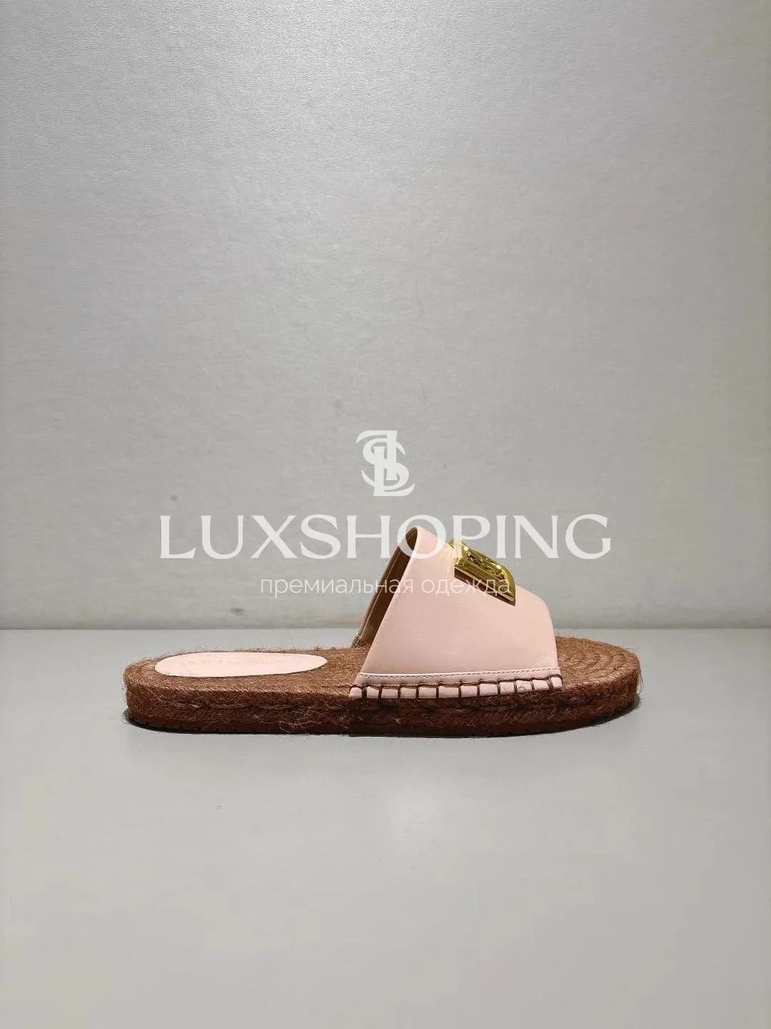 Пудровые шлёпанцы Dolce &amp; Gabbana с золотистым логотипом и джутовой подошвой - фото 2