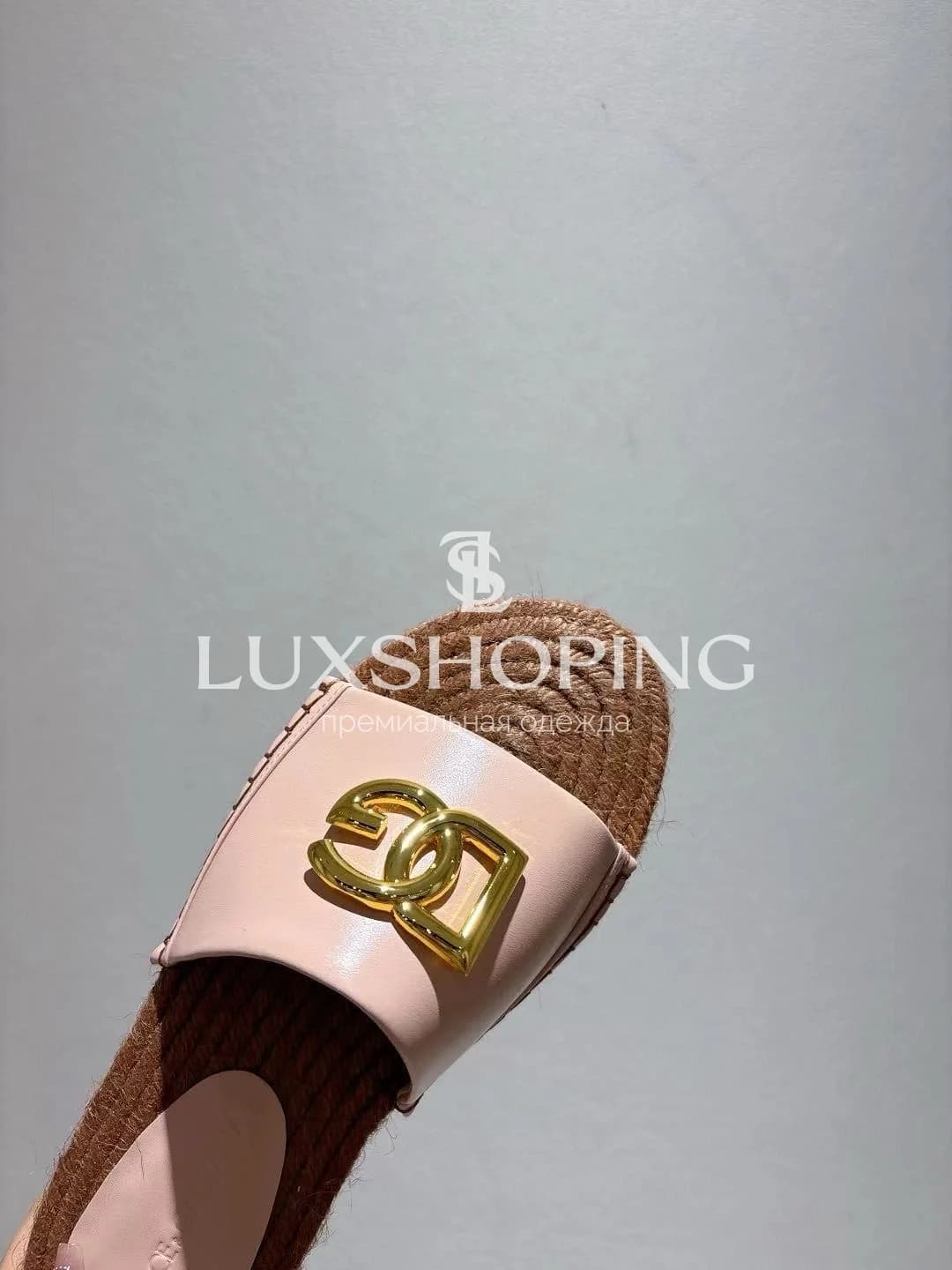 Пудровые шлёпанцы Dolce &amp; Gabbana с золотистым логотипом и джутовой подошвой - фото 5