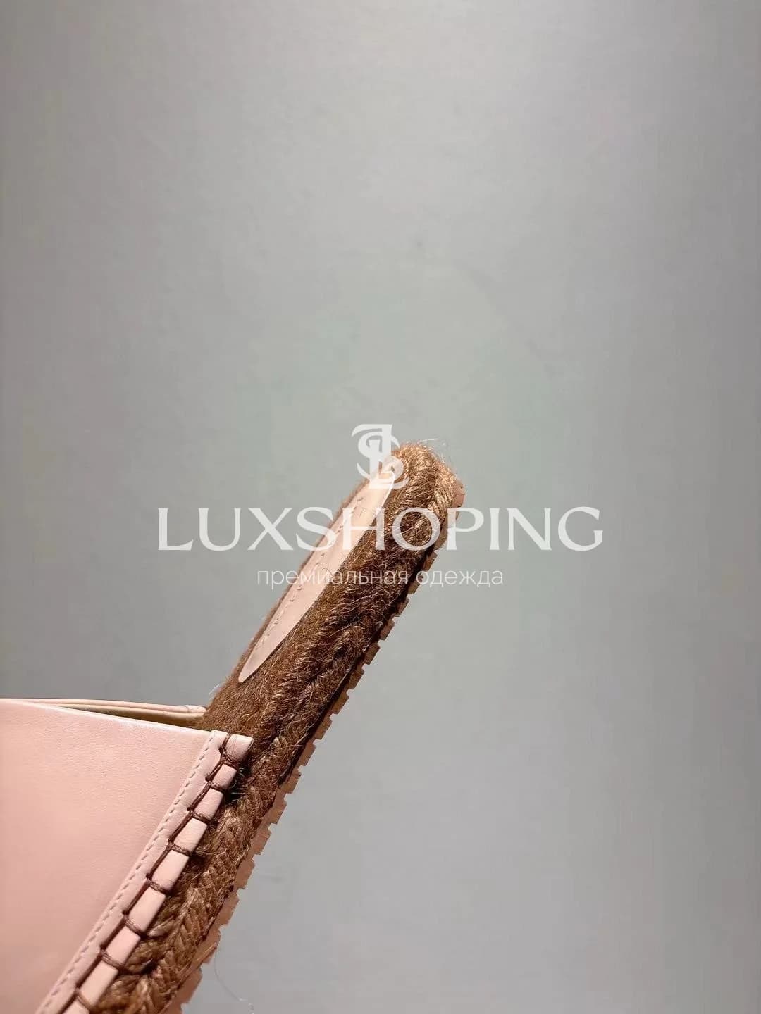 Пудровые шлёпанцы Dolce &amp; Gabbana с золотистым логотипом и джутовой подошвой - фото 8